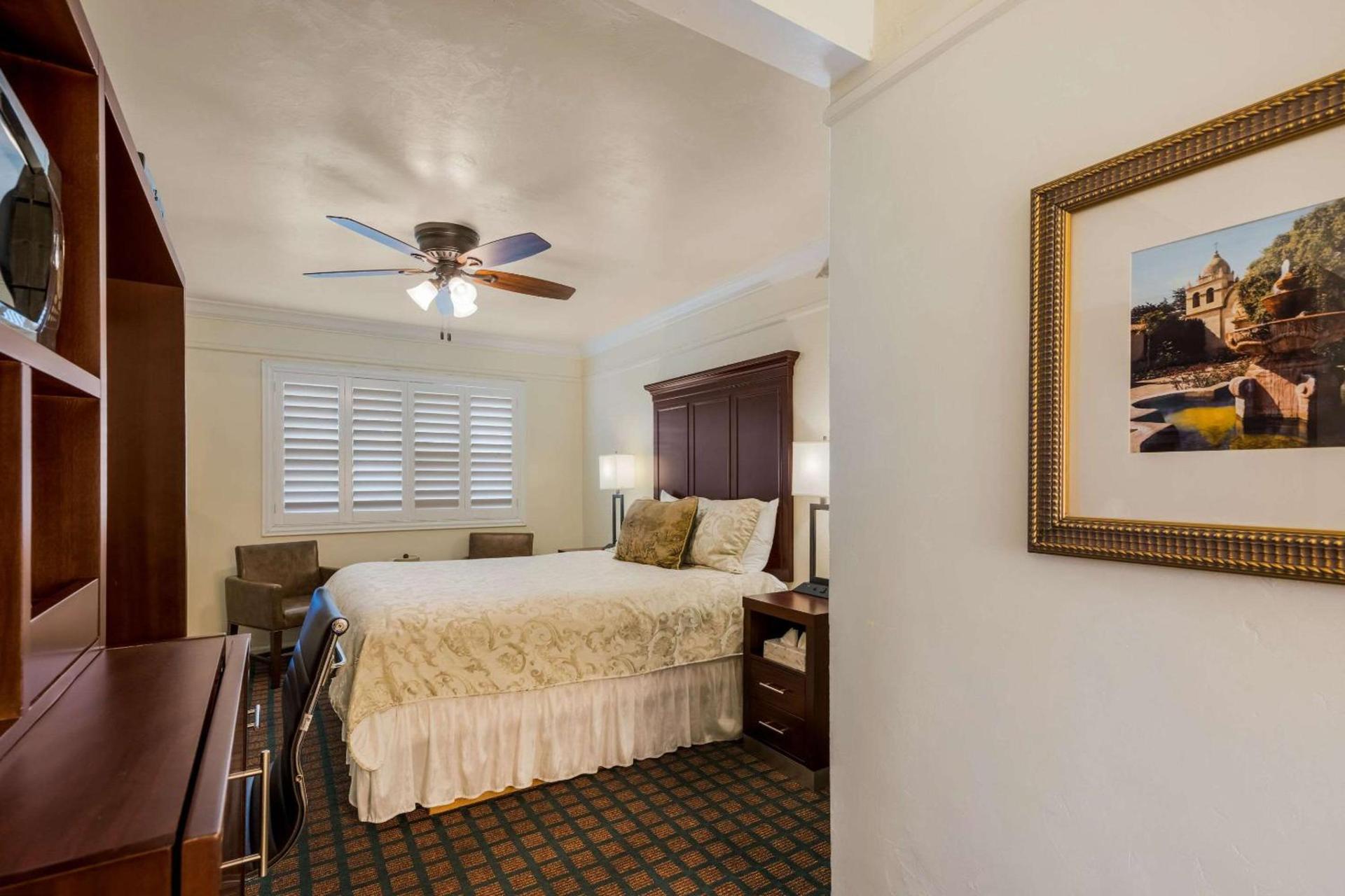 Clarion Collection Carmel Oaks Inn photo 9