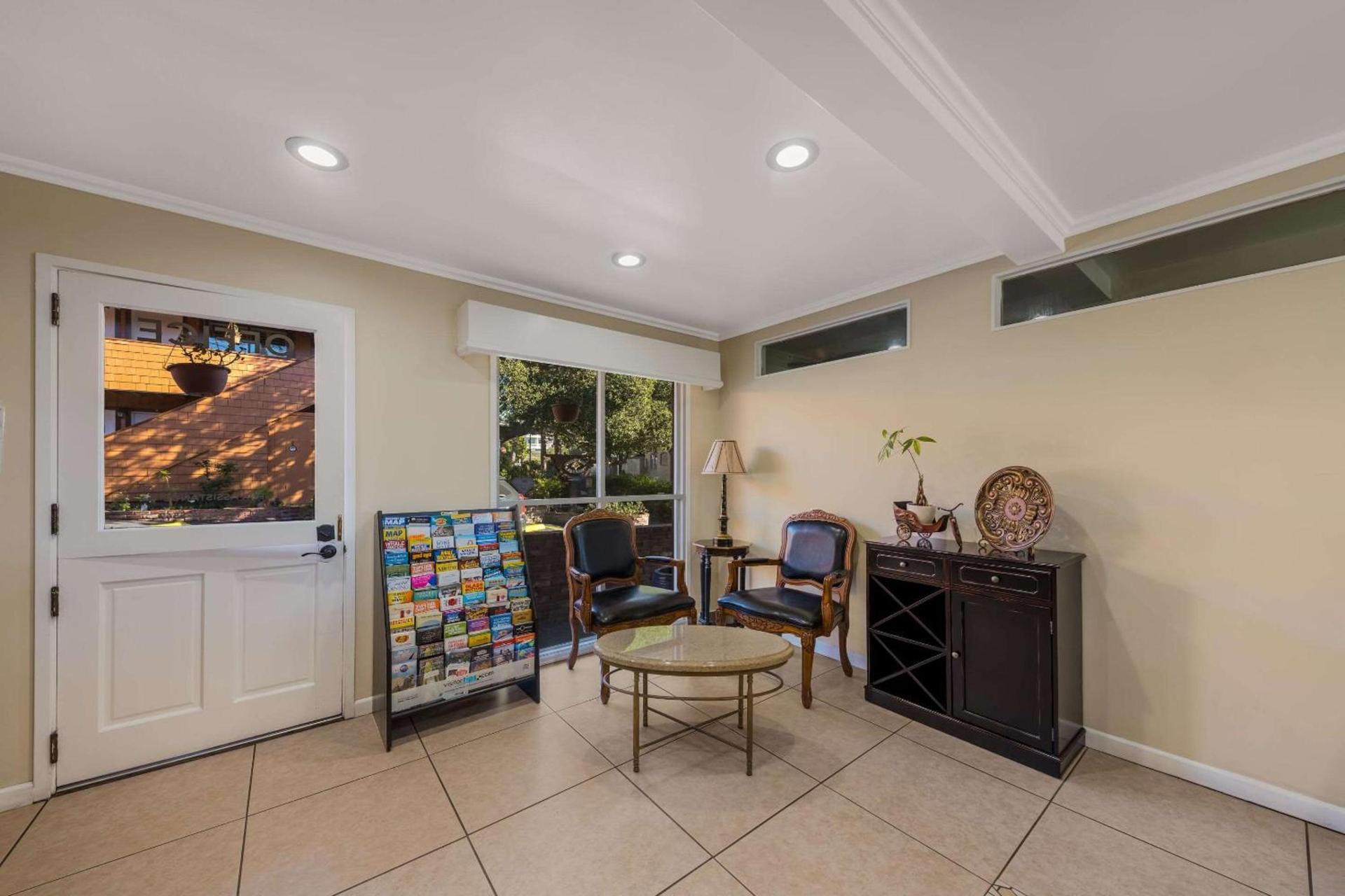 Clarion Collection Carmel Oaks Inn photo 8
