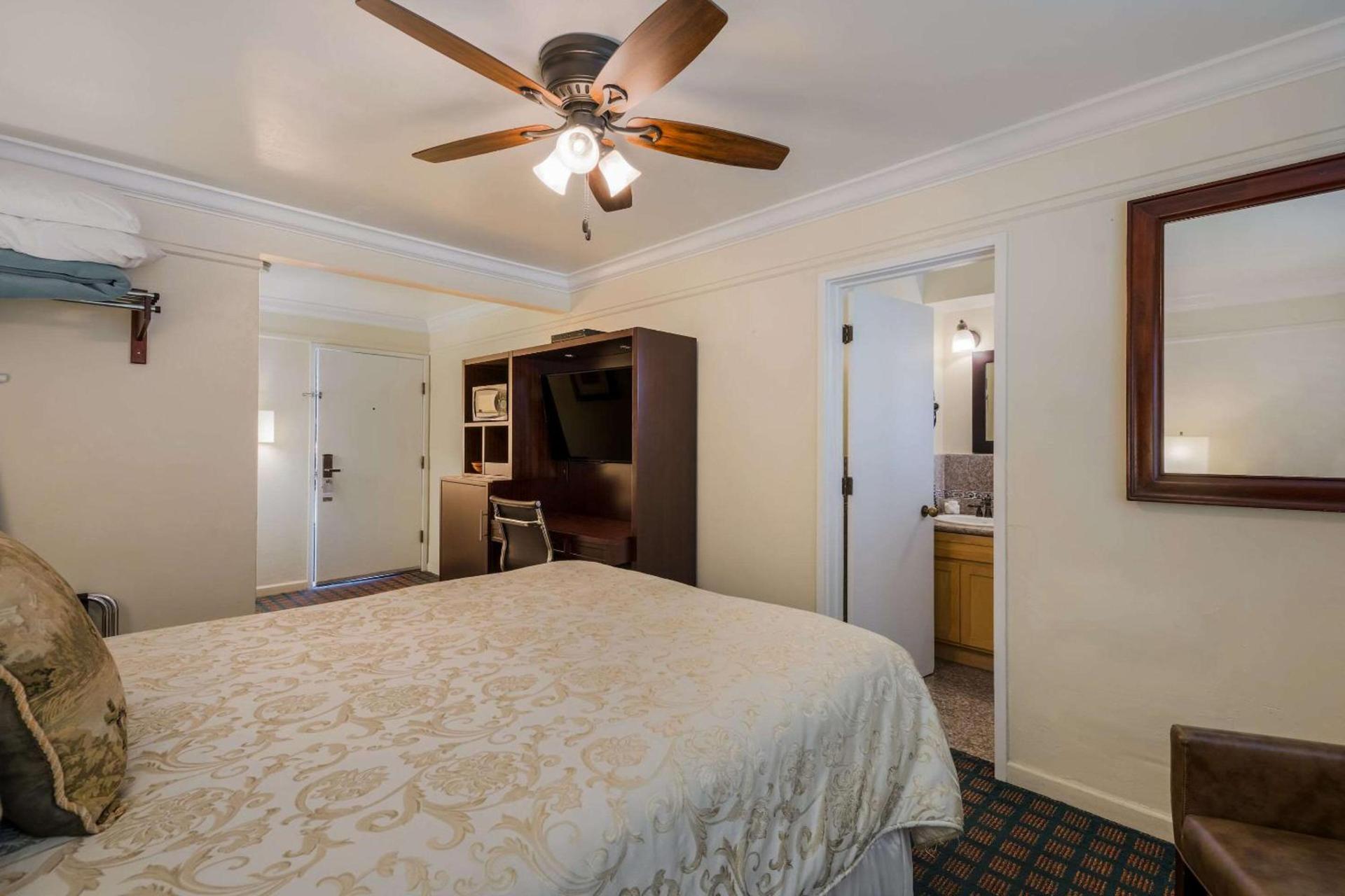 Clarion Collection Carmel Oaks Inn photo 11