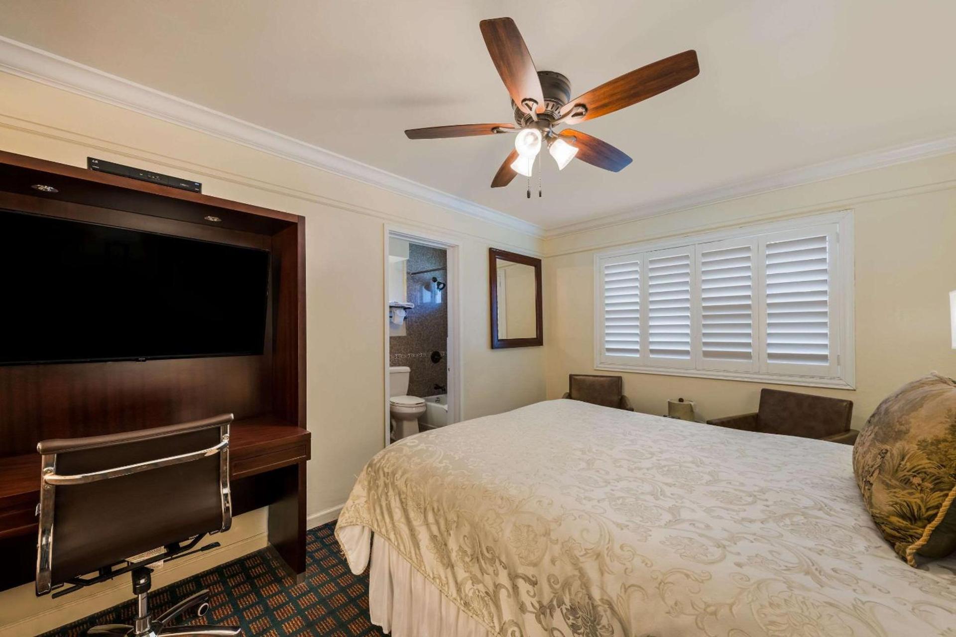 Clarion Collection Carmel Oaks Inn photo 10