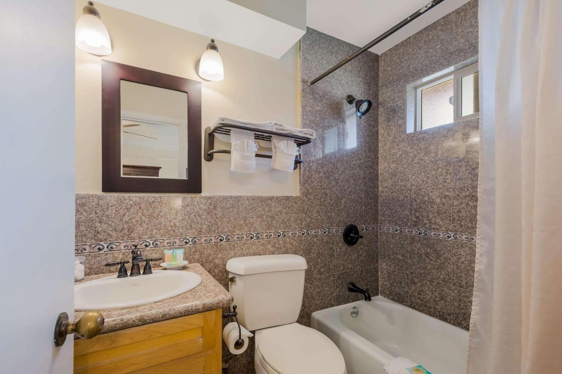 Clarion Collection Carmel Oaks Inn photo 12
