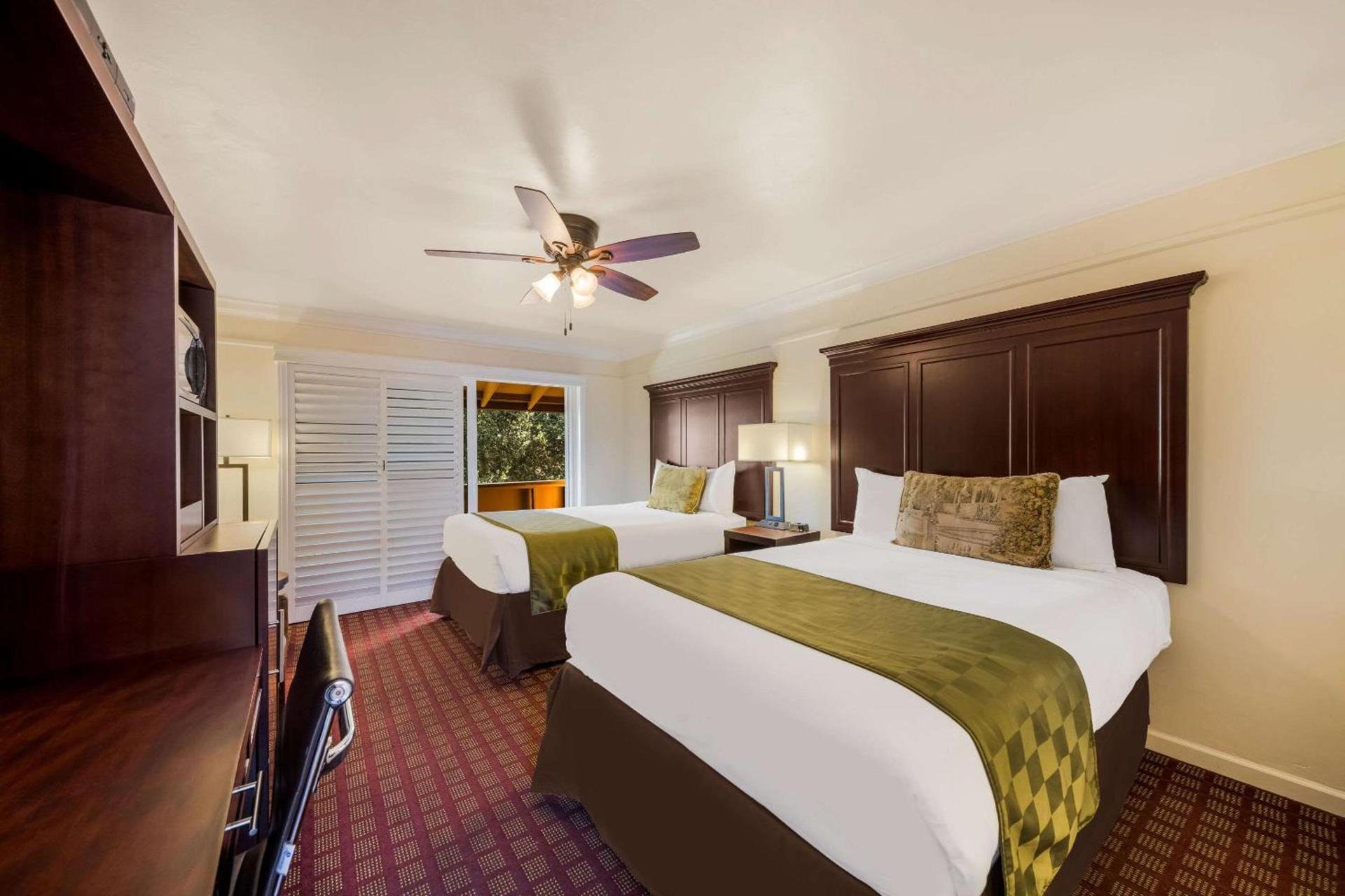 Clarion Collection Carmel Oaks Inn photo 13