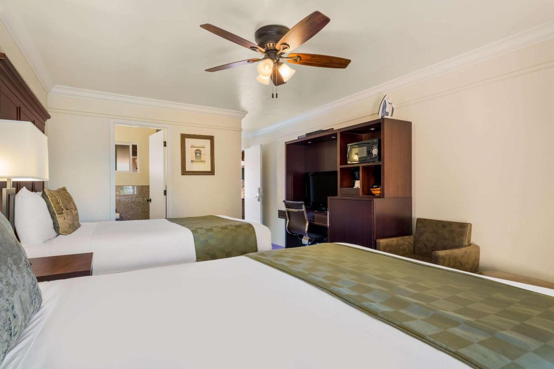 Clarion Collection Carmel Oaks Inn photo 15