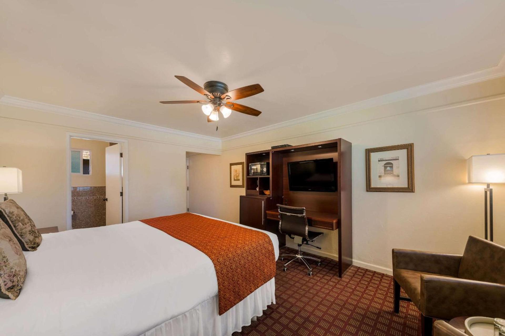 Clarion Collection Carmel Oaks Inn photo 18