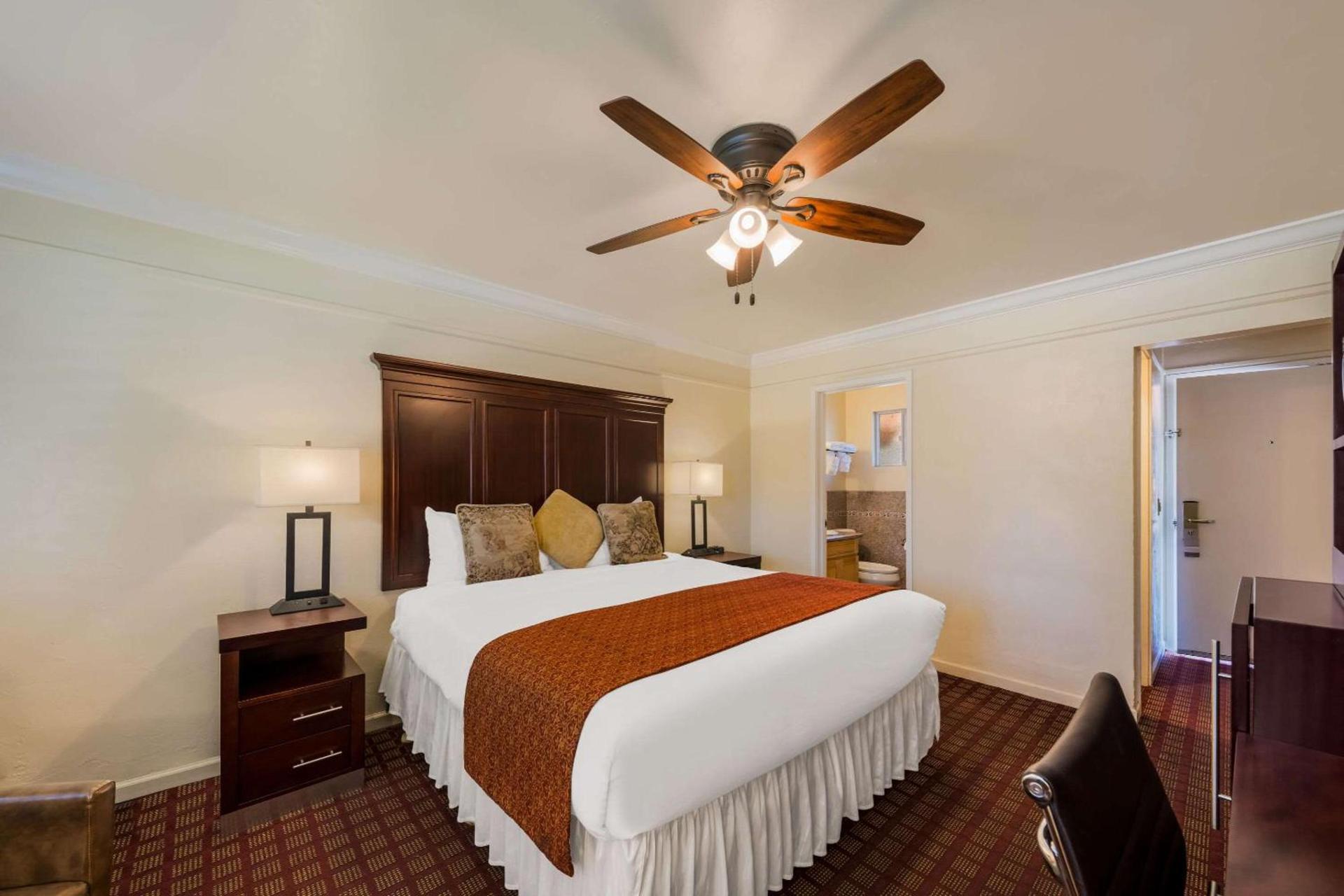 Clarion Collection Carmel Oaks Inn photo 19