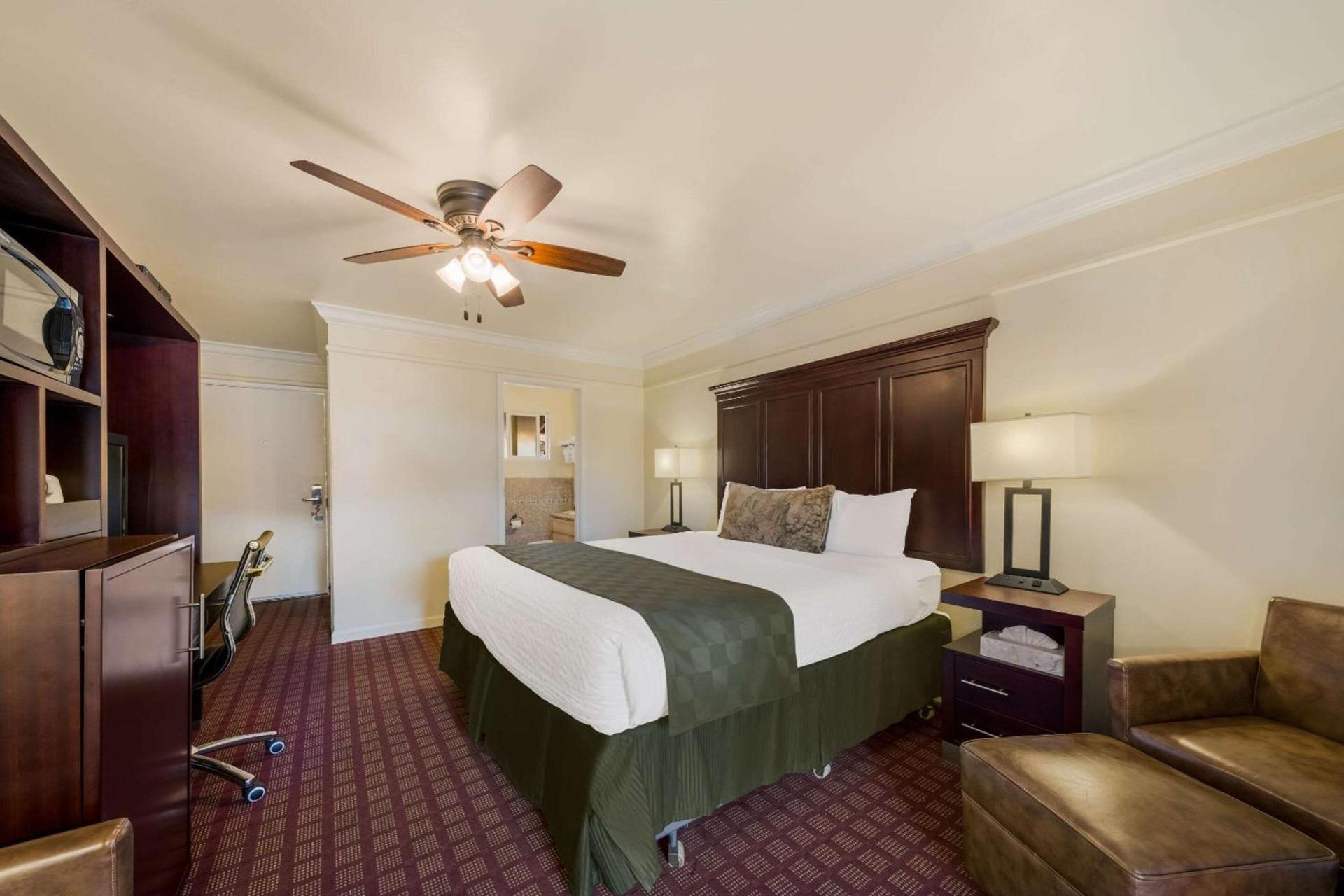 Clarion Collection Carmel Oaks Inn photo 21