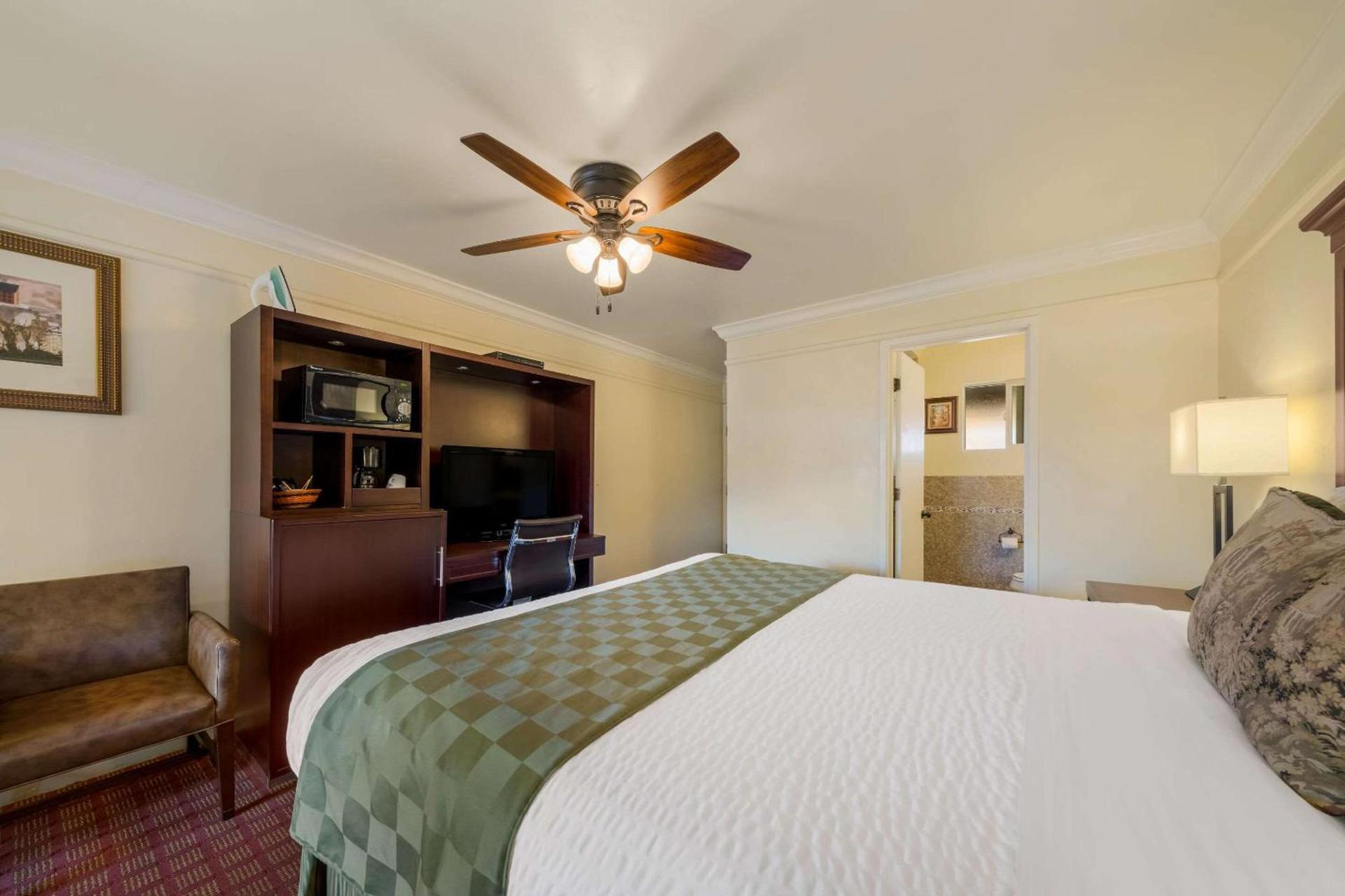 Clarion Collection Carmel Oaks Inn photo 22