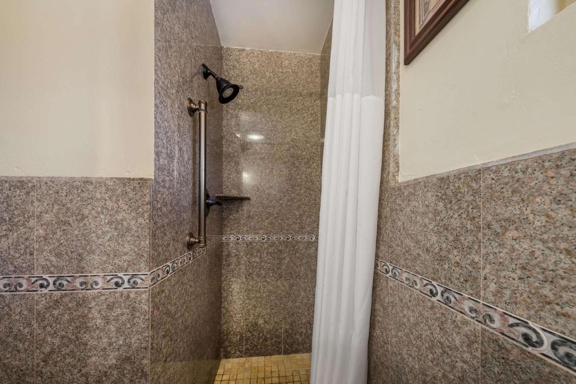 Clarion Collection Carmel Oaks Inn photo 23