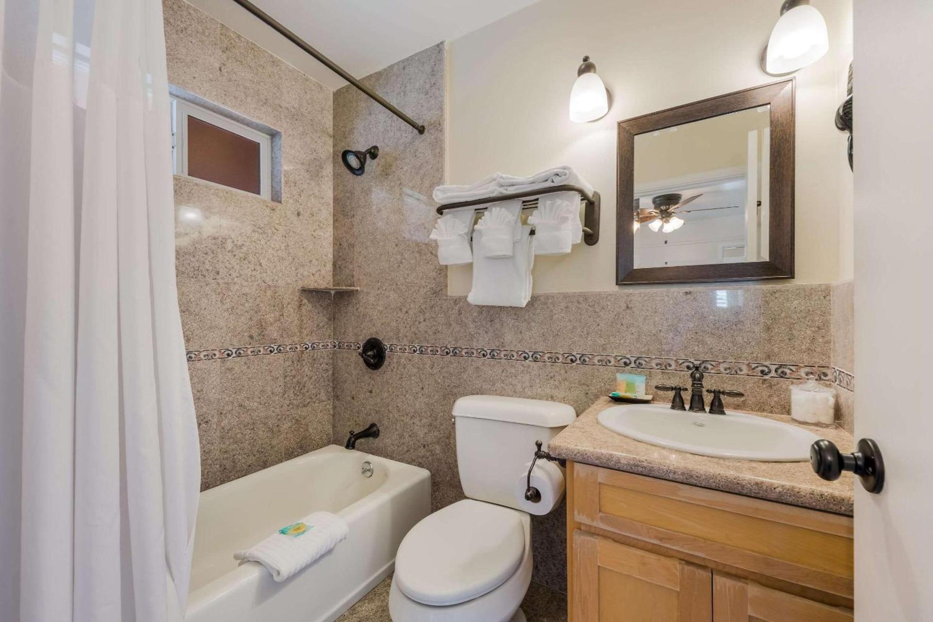 Clarion Collection Carmel Oaks Inn photo 24