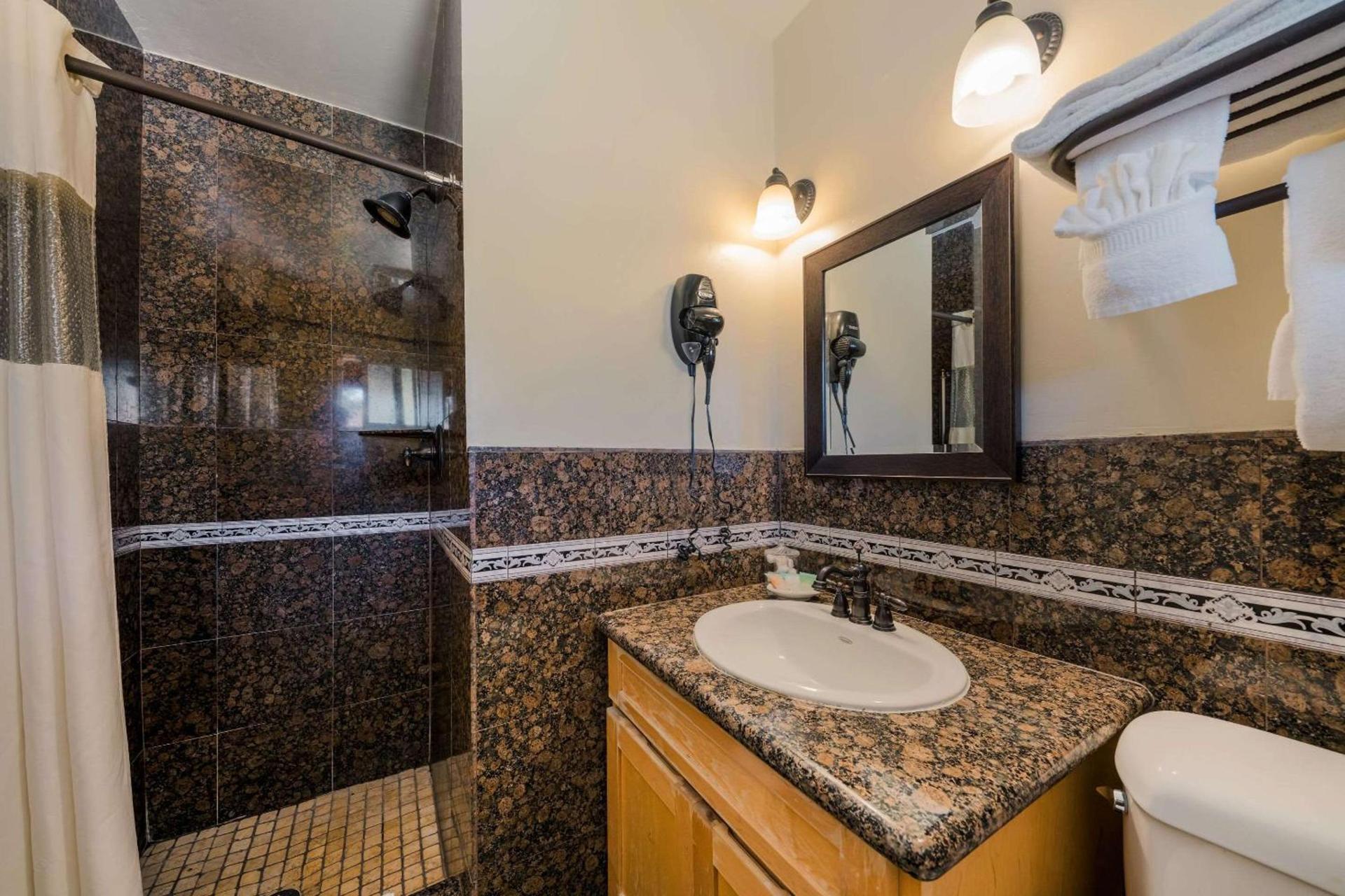 Clarion Collection Carmel Oaks Inn photo 25