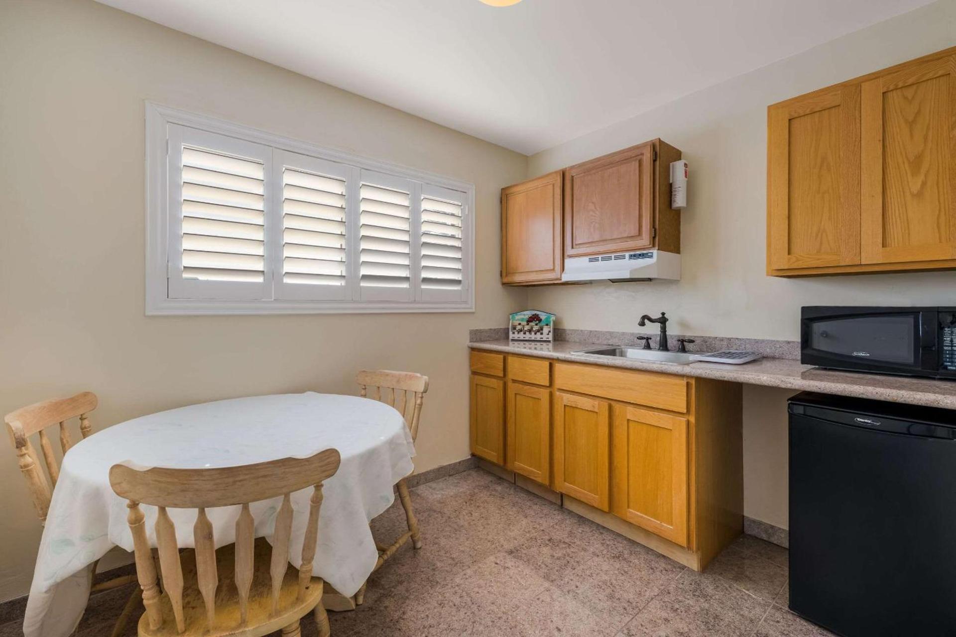 Clarion Collection Carmel Oaks Inn photo 29