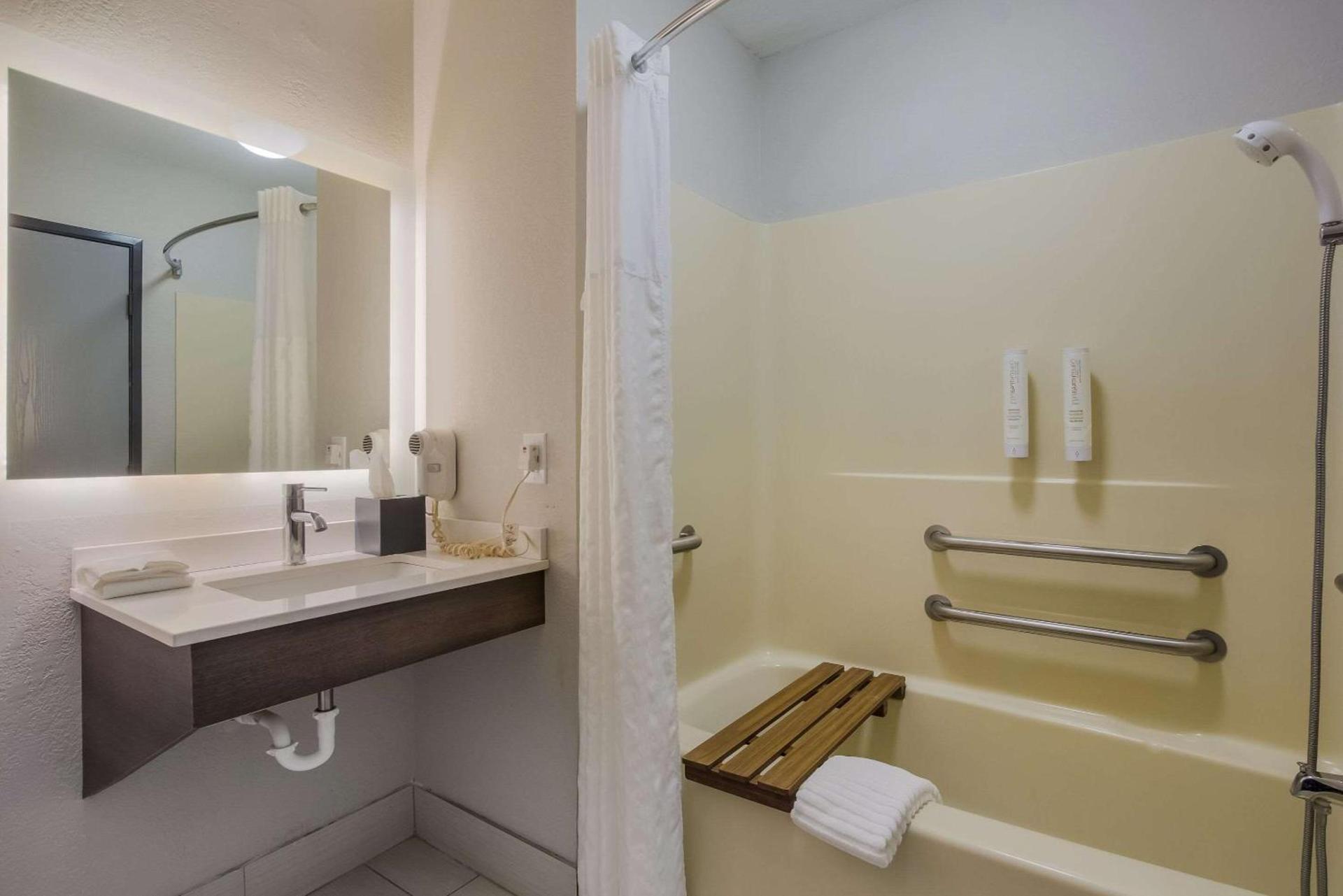 Clarion Pointe Harrodsburg-Danville photo 12