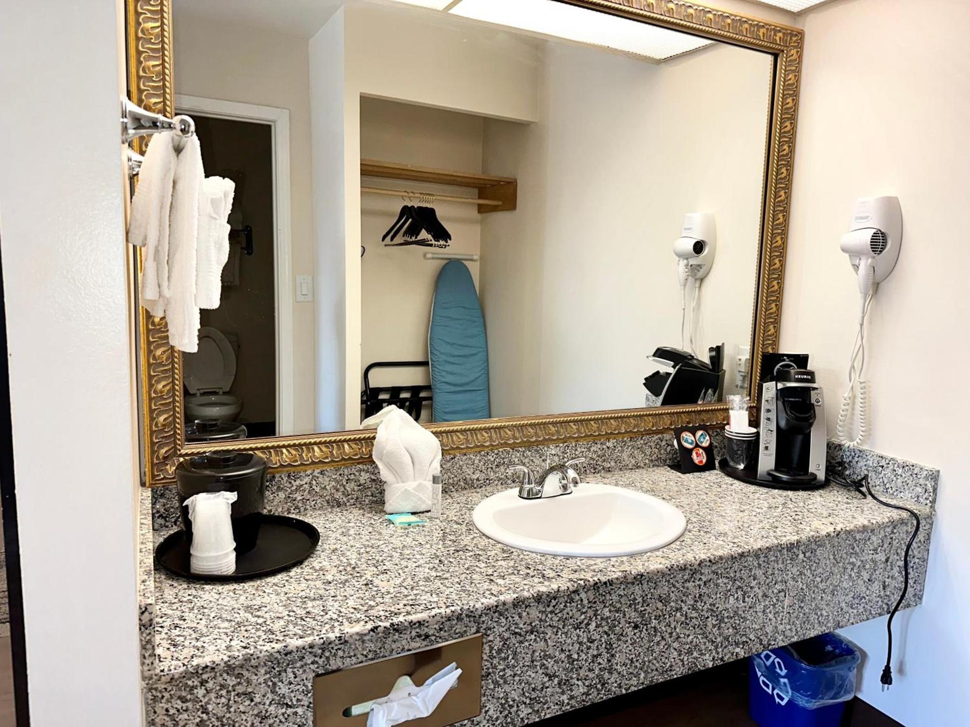 Stanford Inn & Suites Anaheim photo 24
