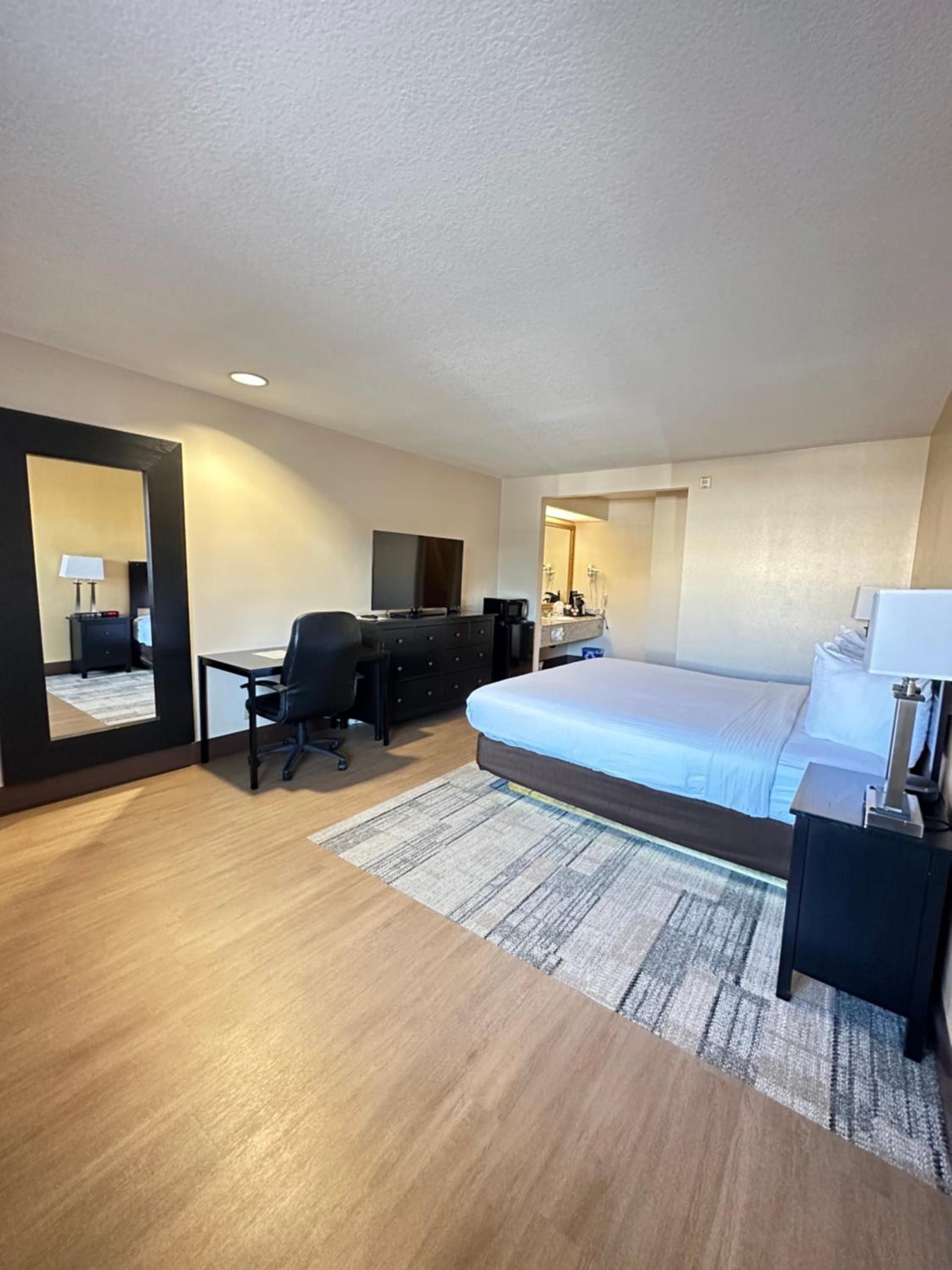 Stanford Inn & Suites Anaheim photo 26