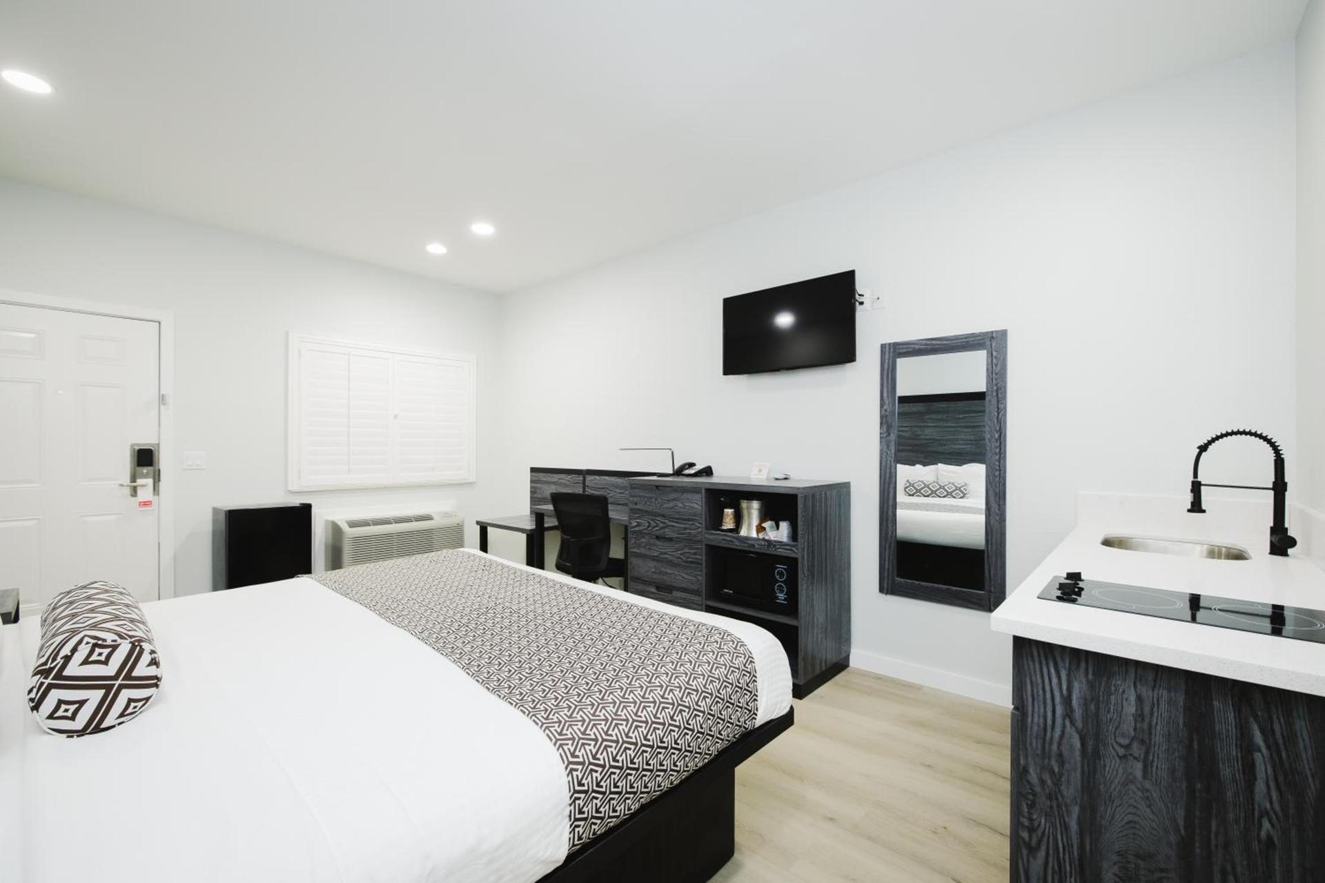 Sapphire Inn & Suites photo 12