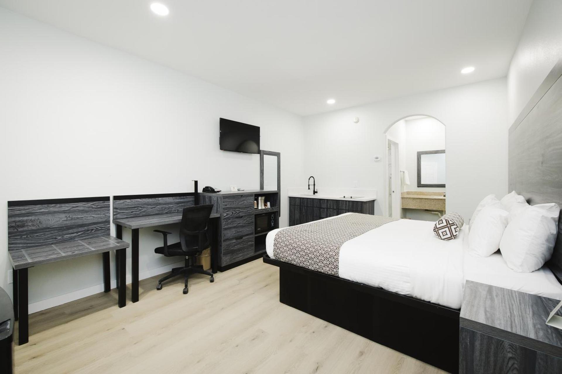 Sapphire Inn & Suites photo 52