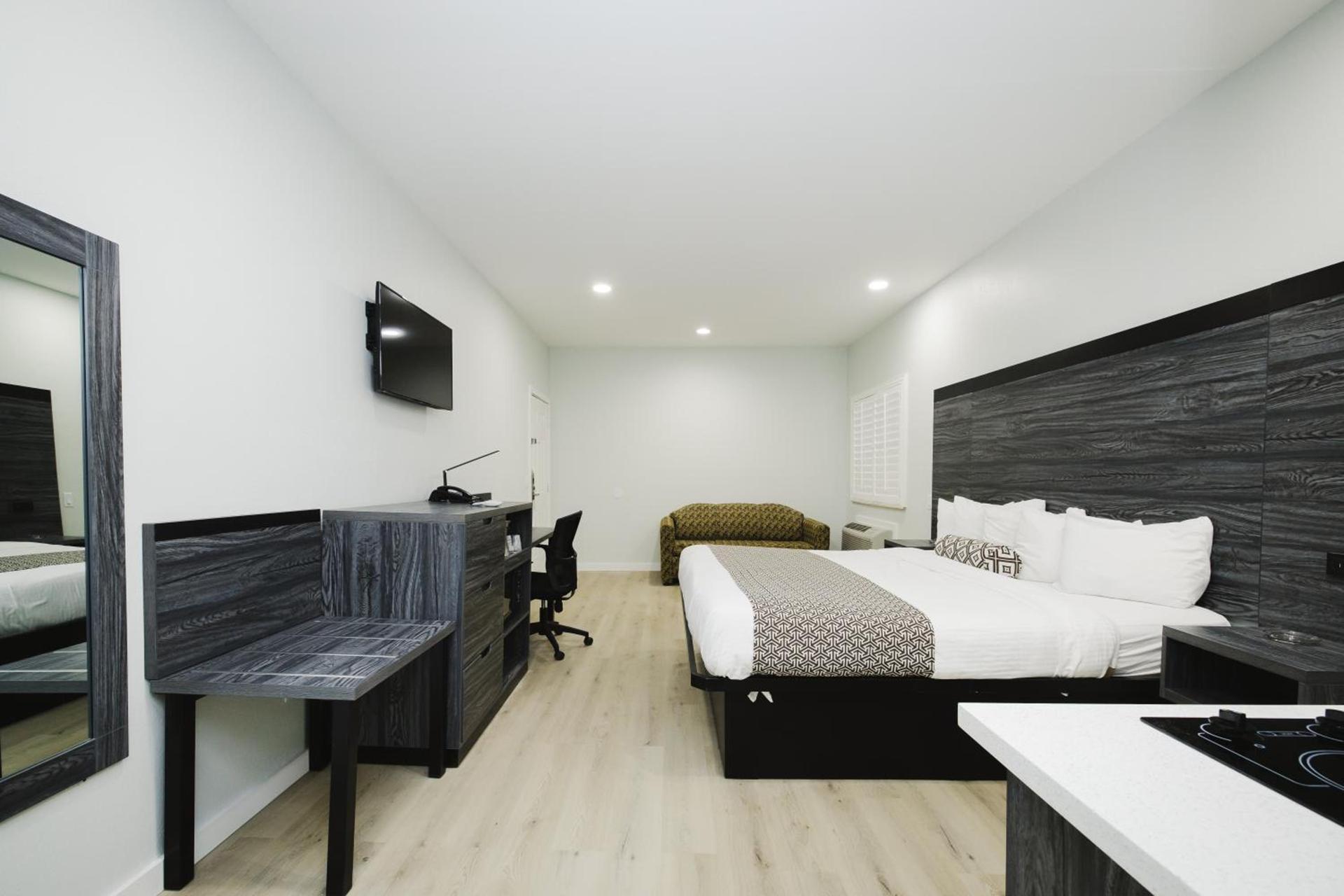 Sapphire Inn & Suites photo 55
