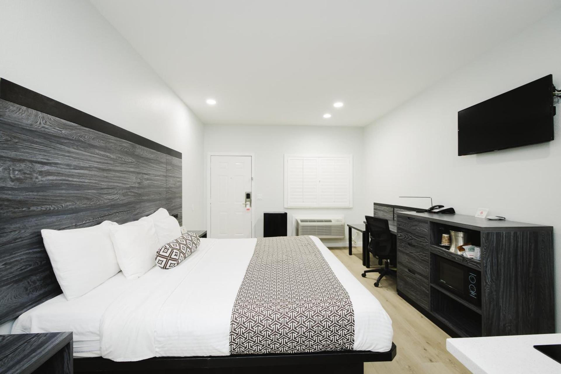 Sapphire Inn & Suites photo 24