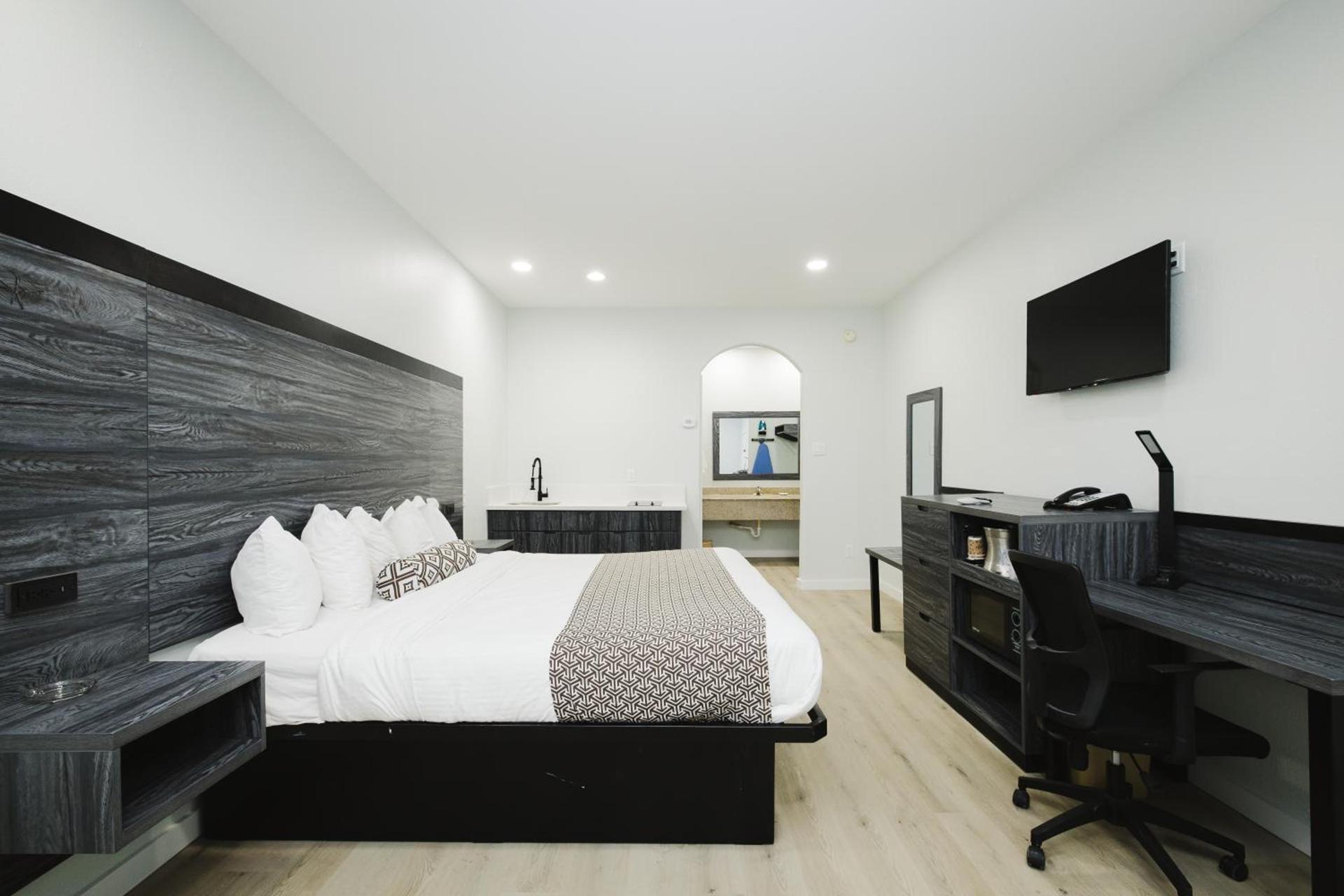 Sapphire Inn & Suites photo 36
