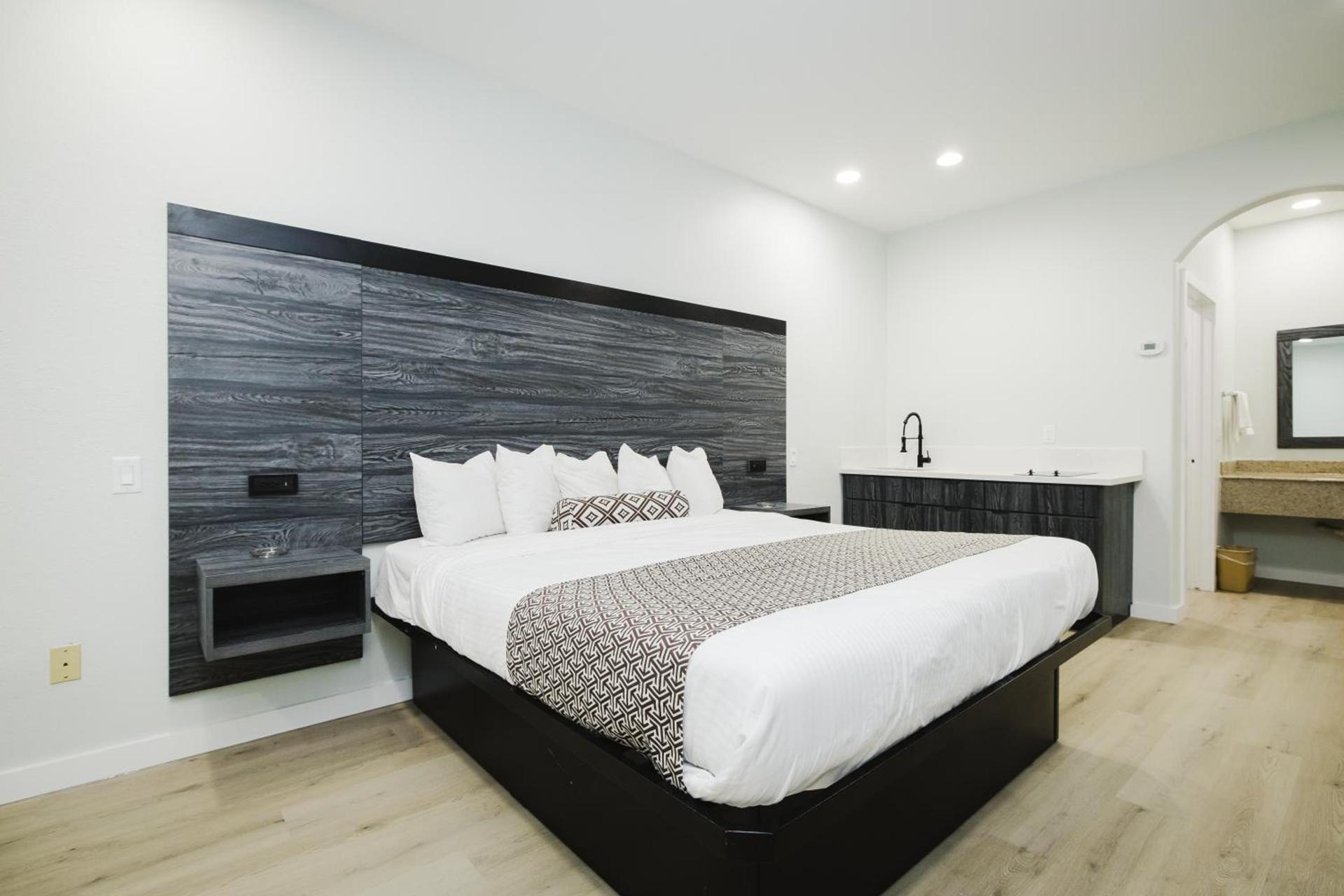 Sapphire Inn & Suites photo 60