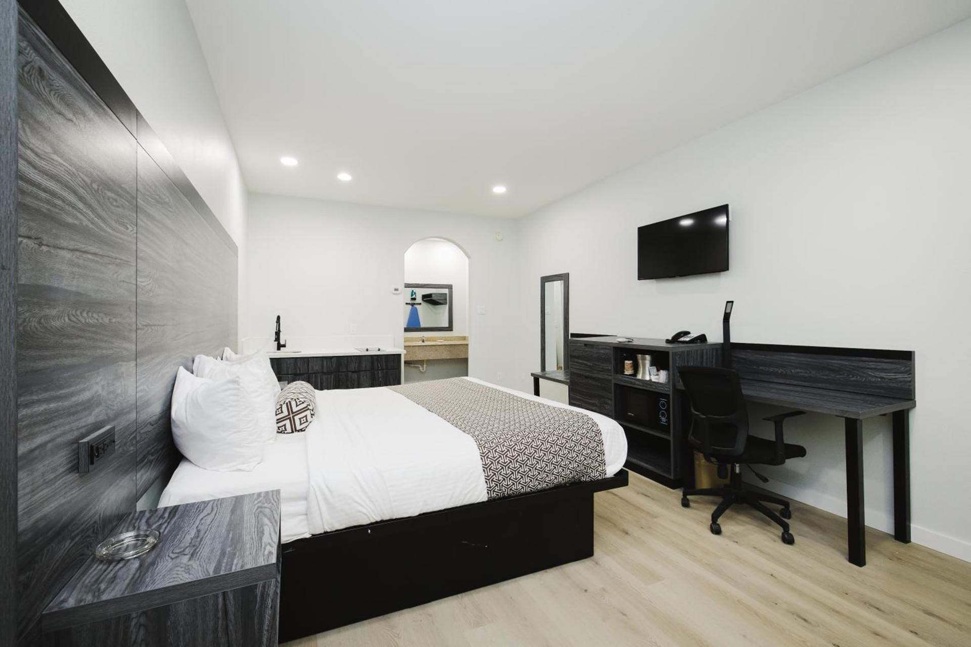 Sapphire Inn & Suites photo 34