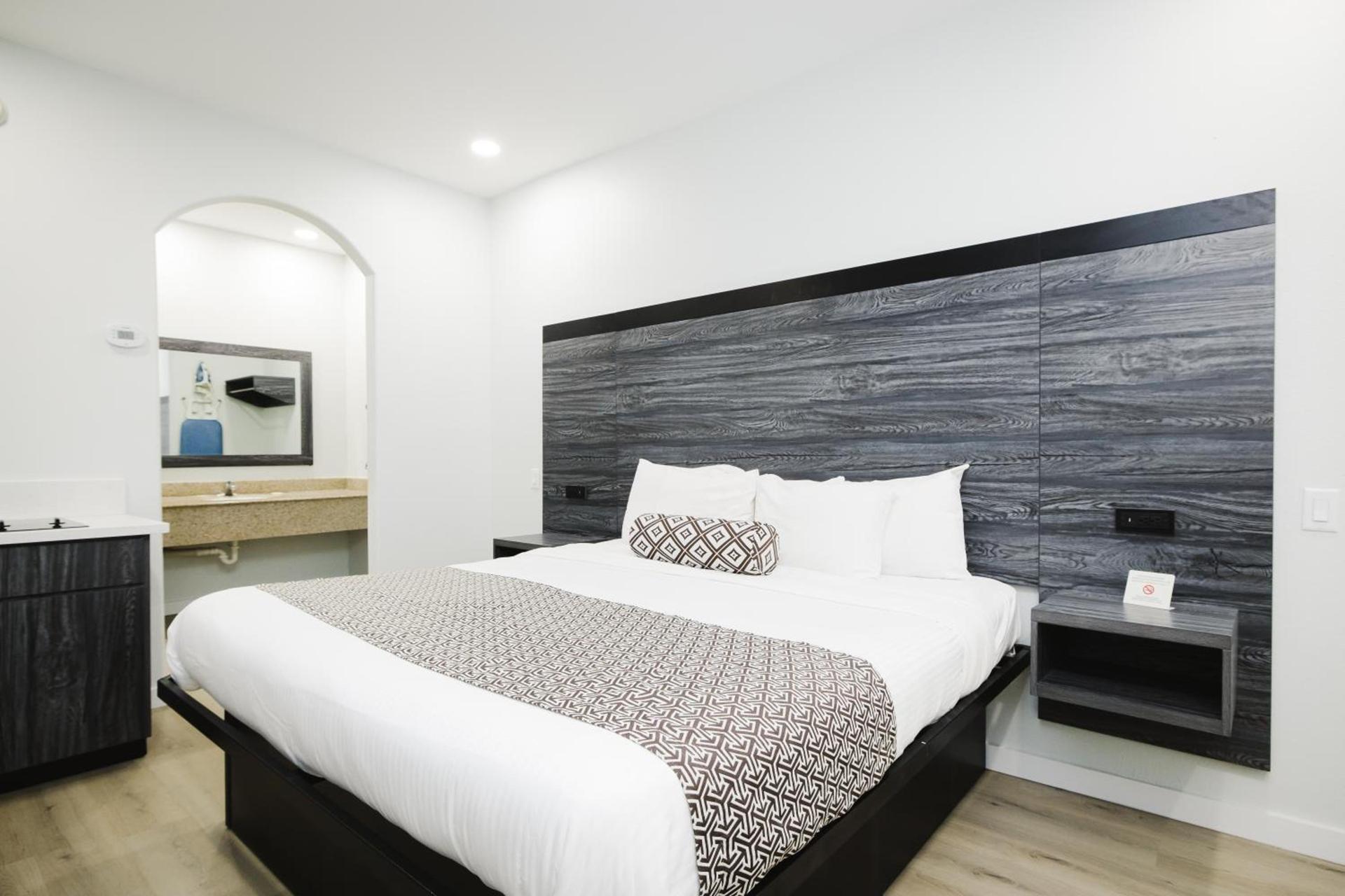 Sapphire Inn & Suites photo 9