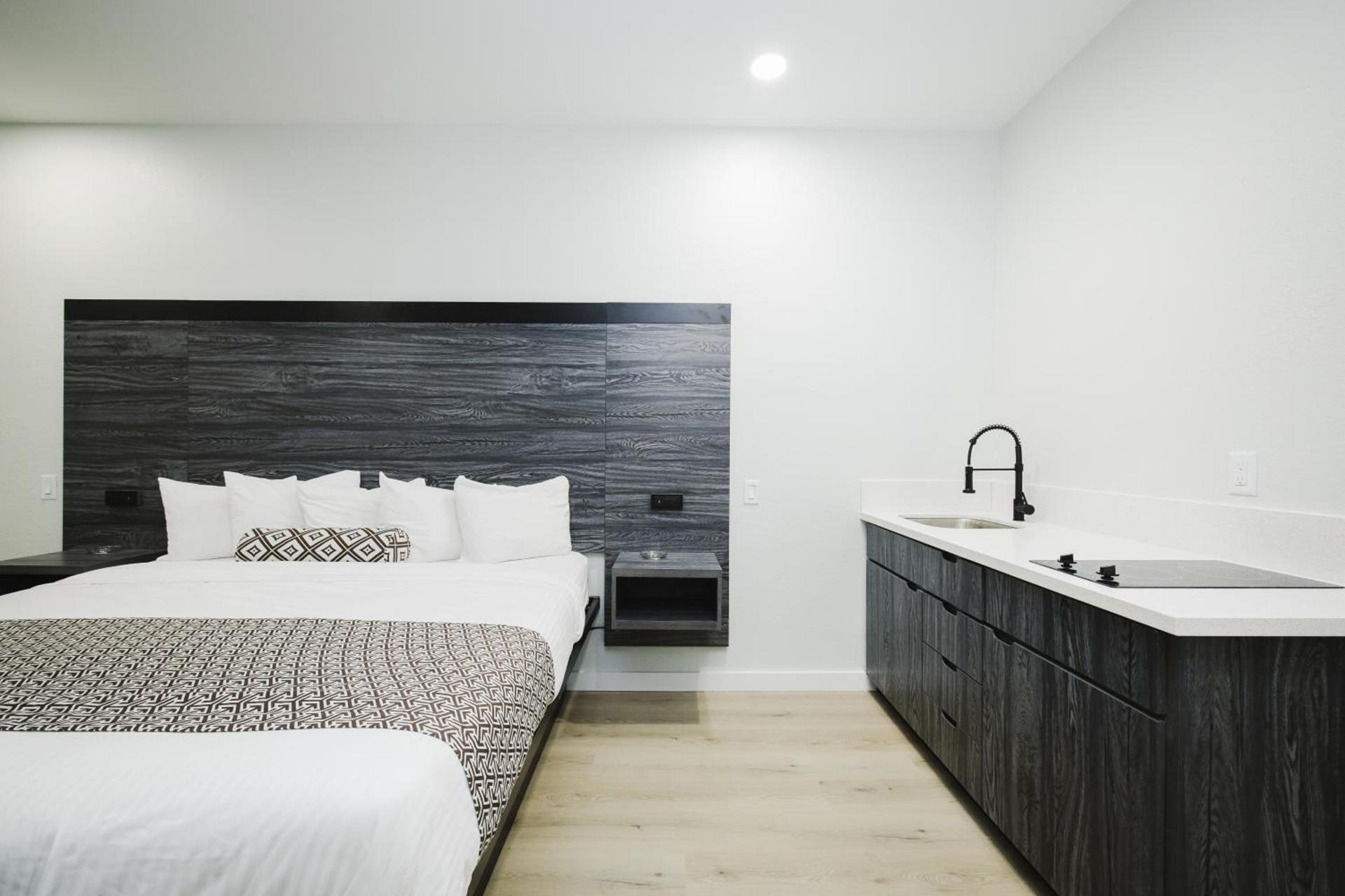 Sapphire Inn & Suites photo 26