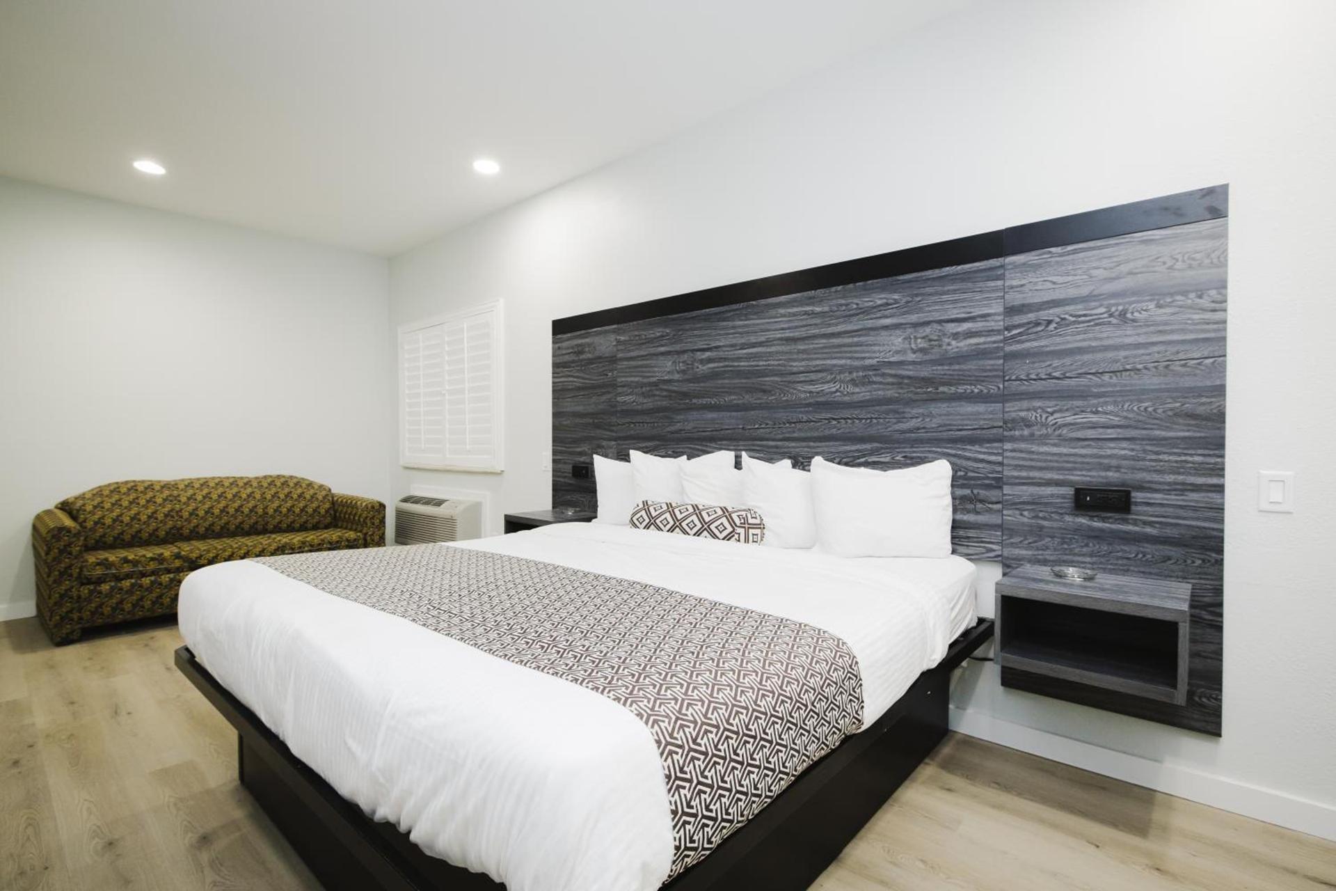 Sapphire Inn & Suites photo 21