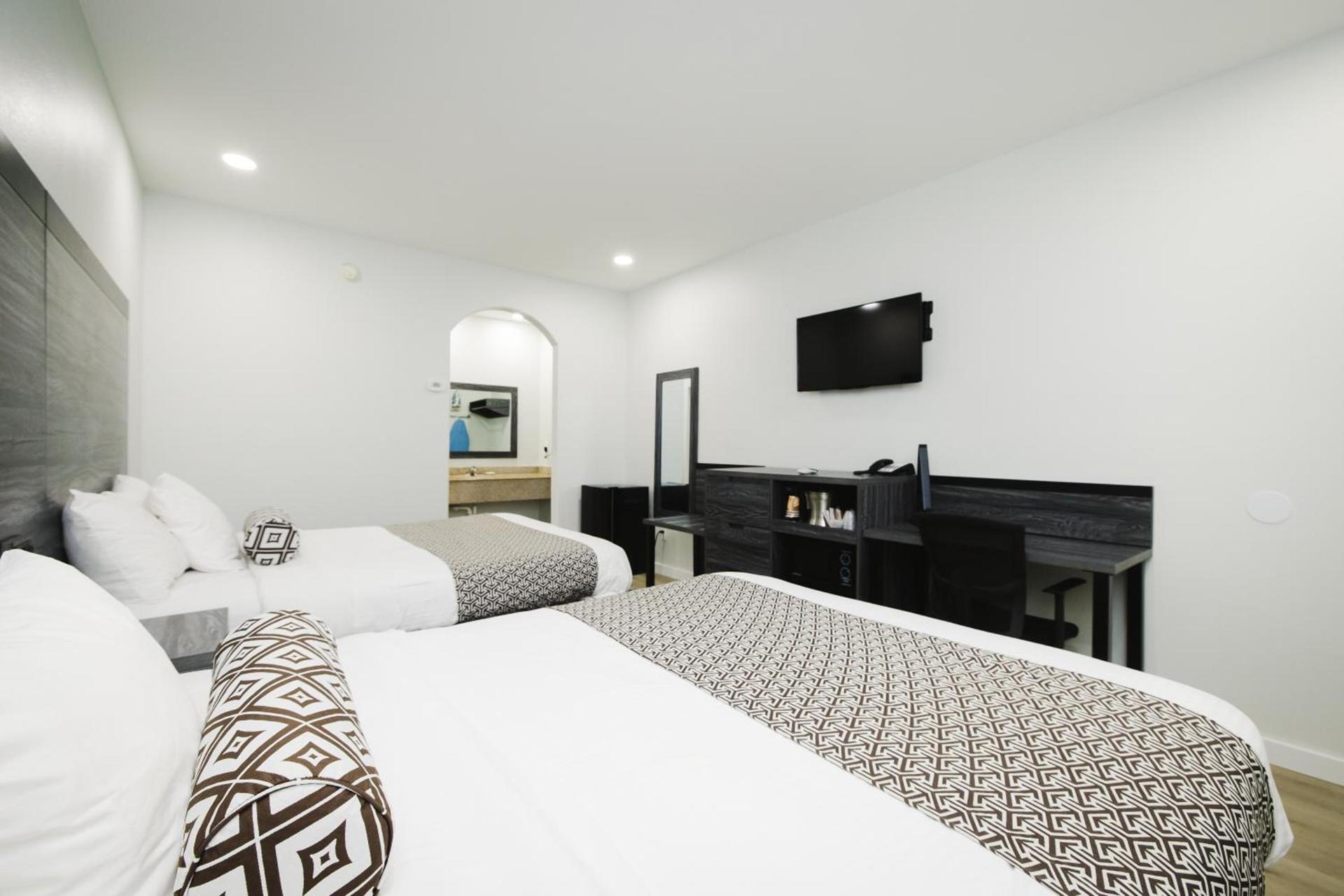 Sapphire Inn & Suites photo 2