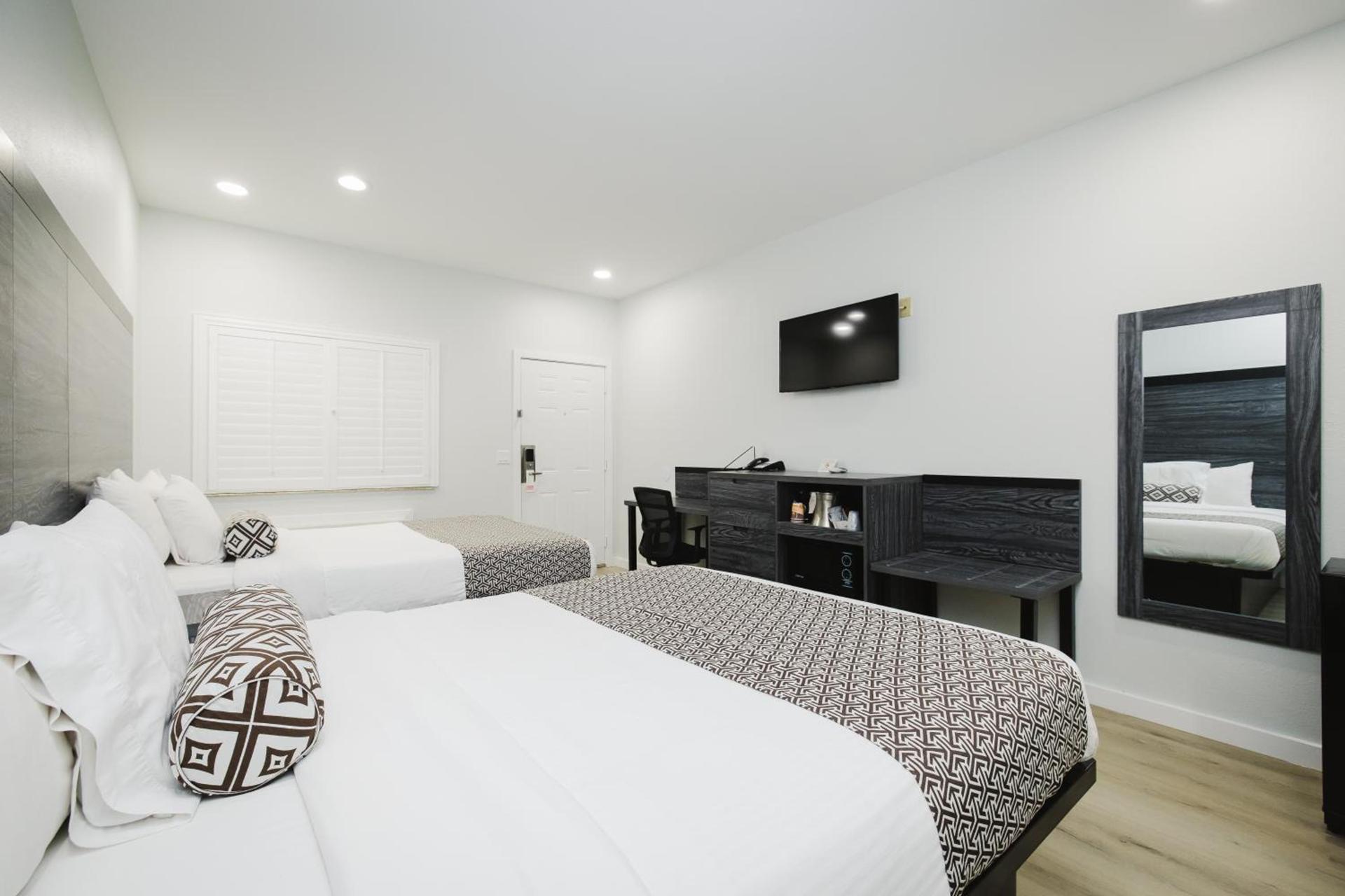 Sapphire Inn & Suites photo 48