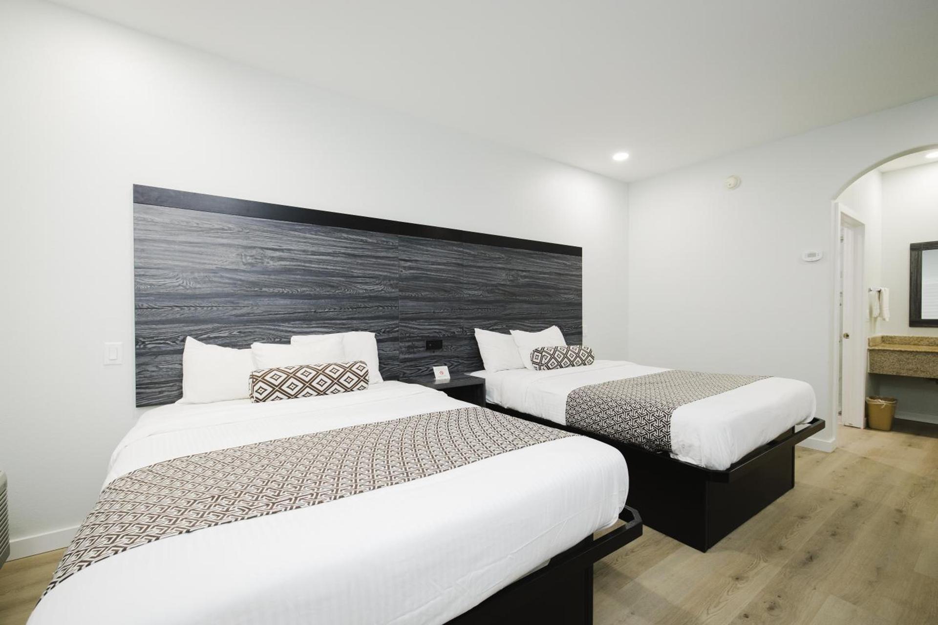 Sapphire Inn & Suites photo 63