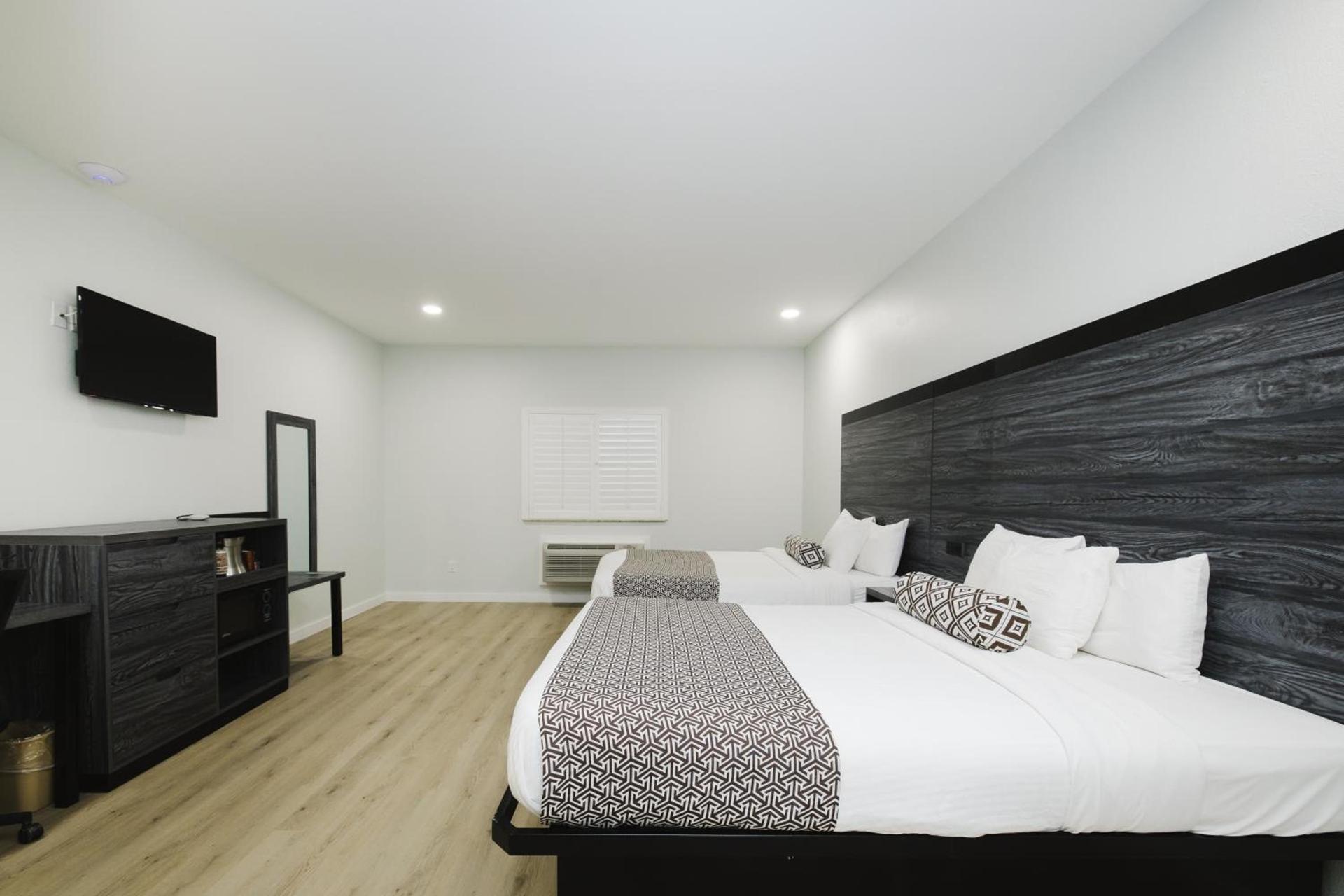 Sapphire Inn & Suites photo 53