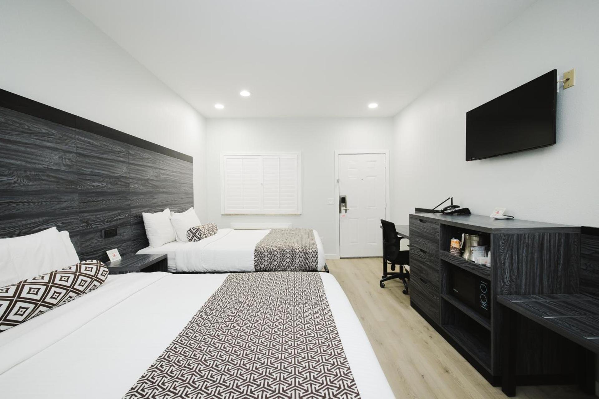 Sapphire Inn & Suites photo 42