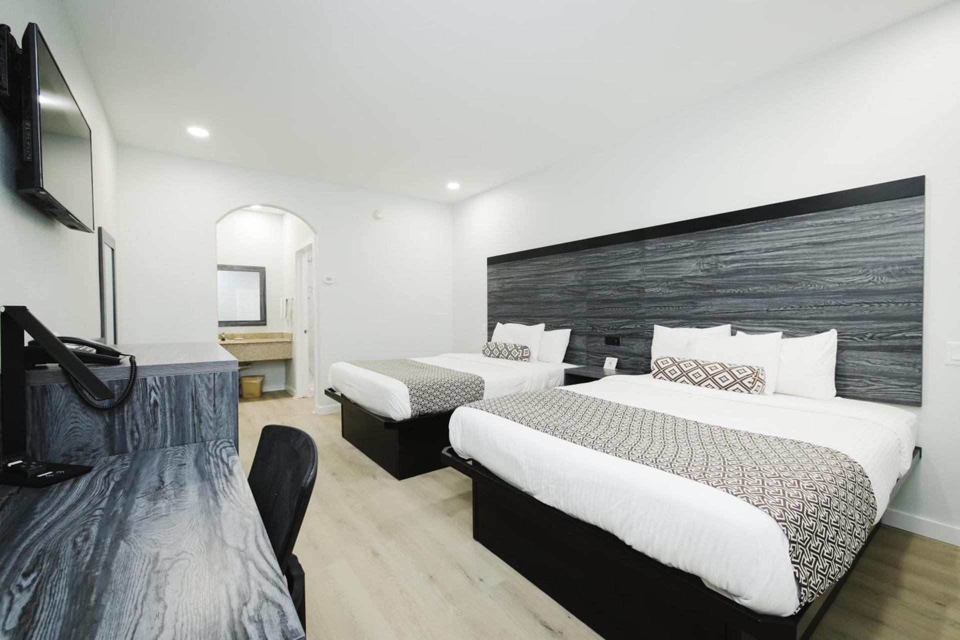 Sapphire Inn & Suites photo 13