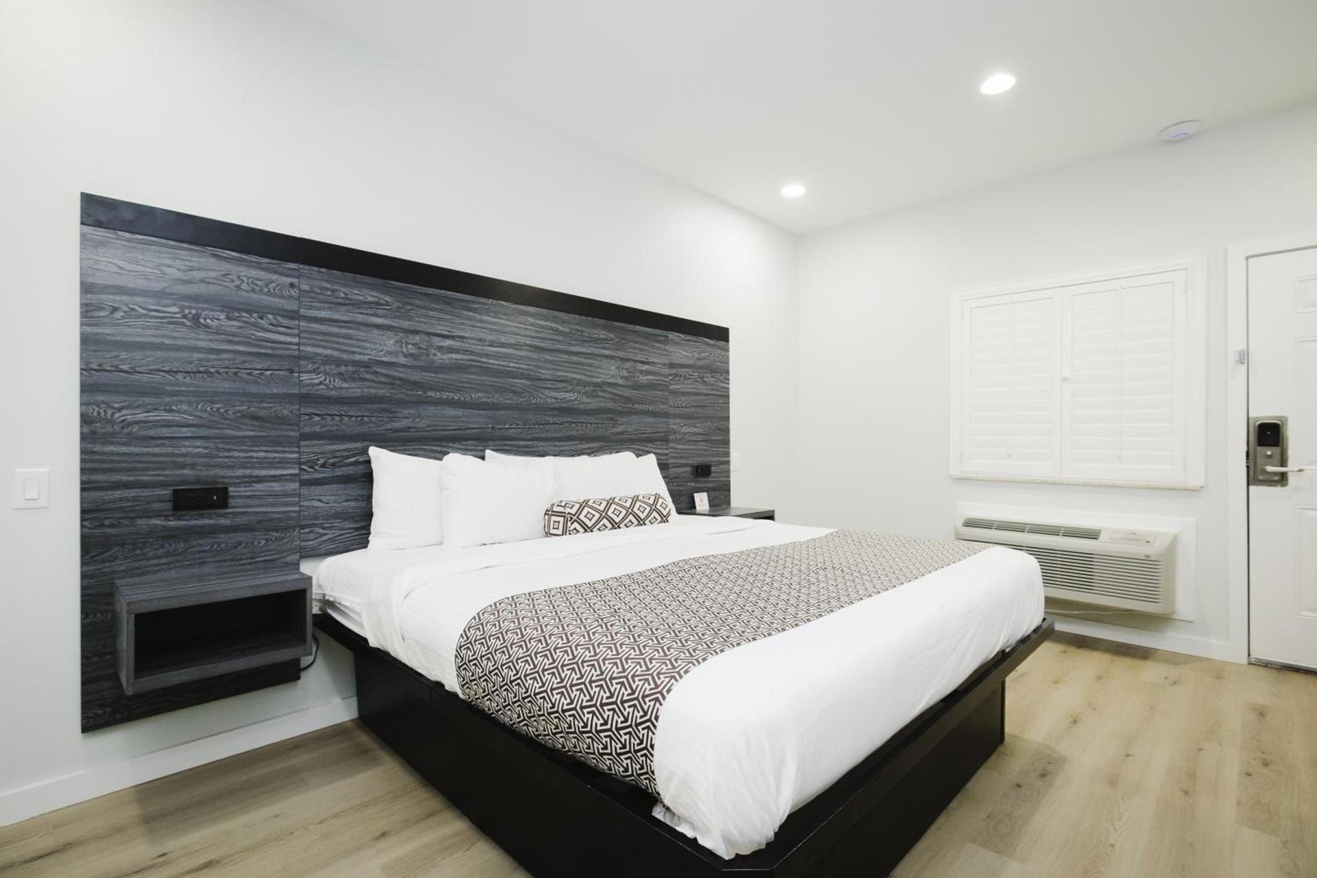 Sapphire Inn & Suites photo 11