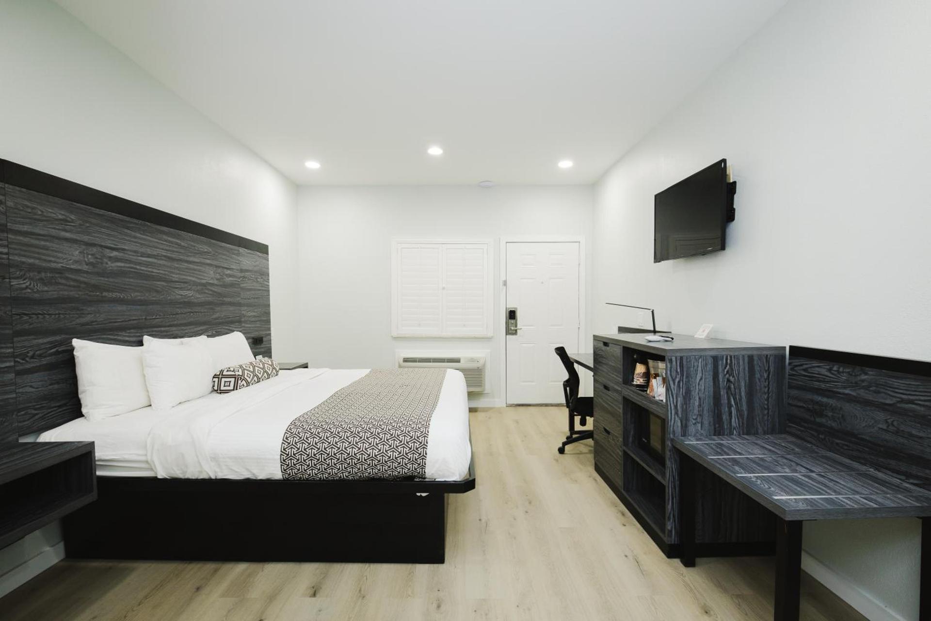 Sapphire Inn & Suites photo 56
