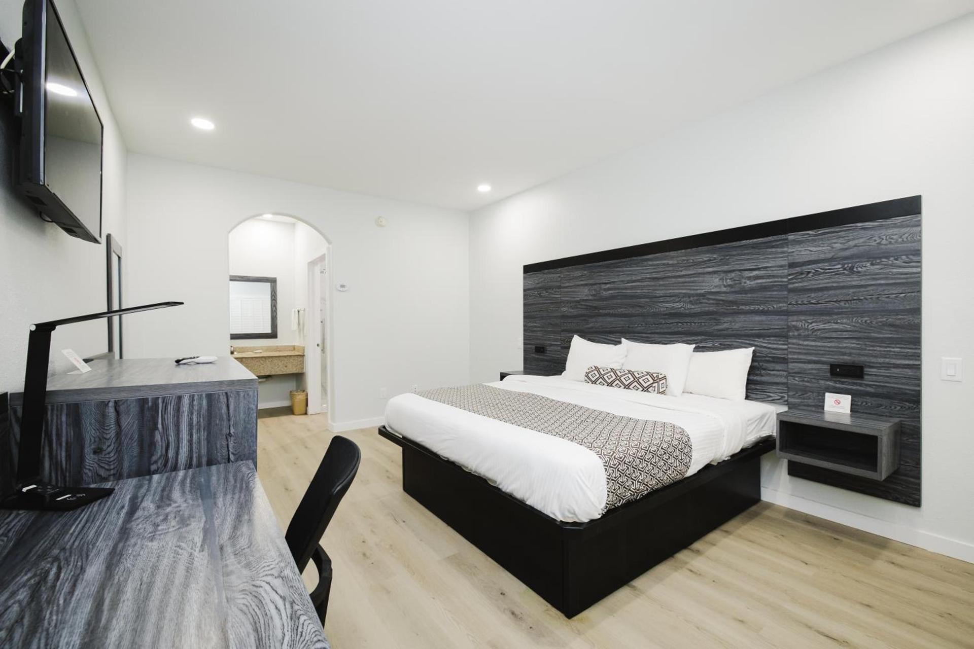 Sapphire Inn & Suites photo 58