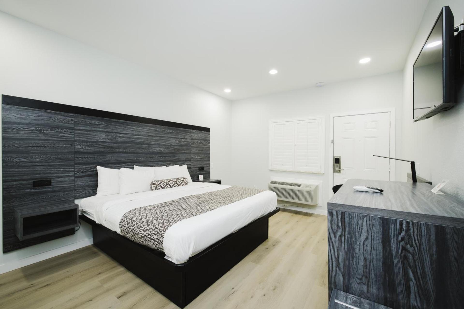 Sapphire Inn & Suites photo 46