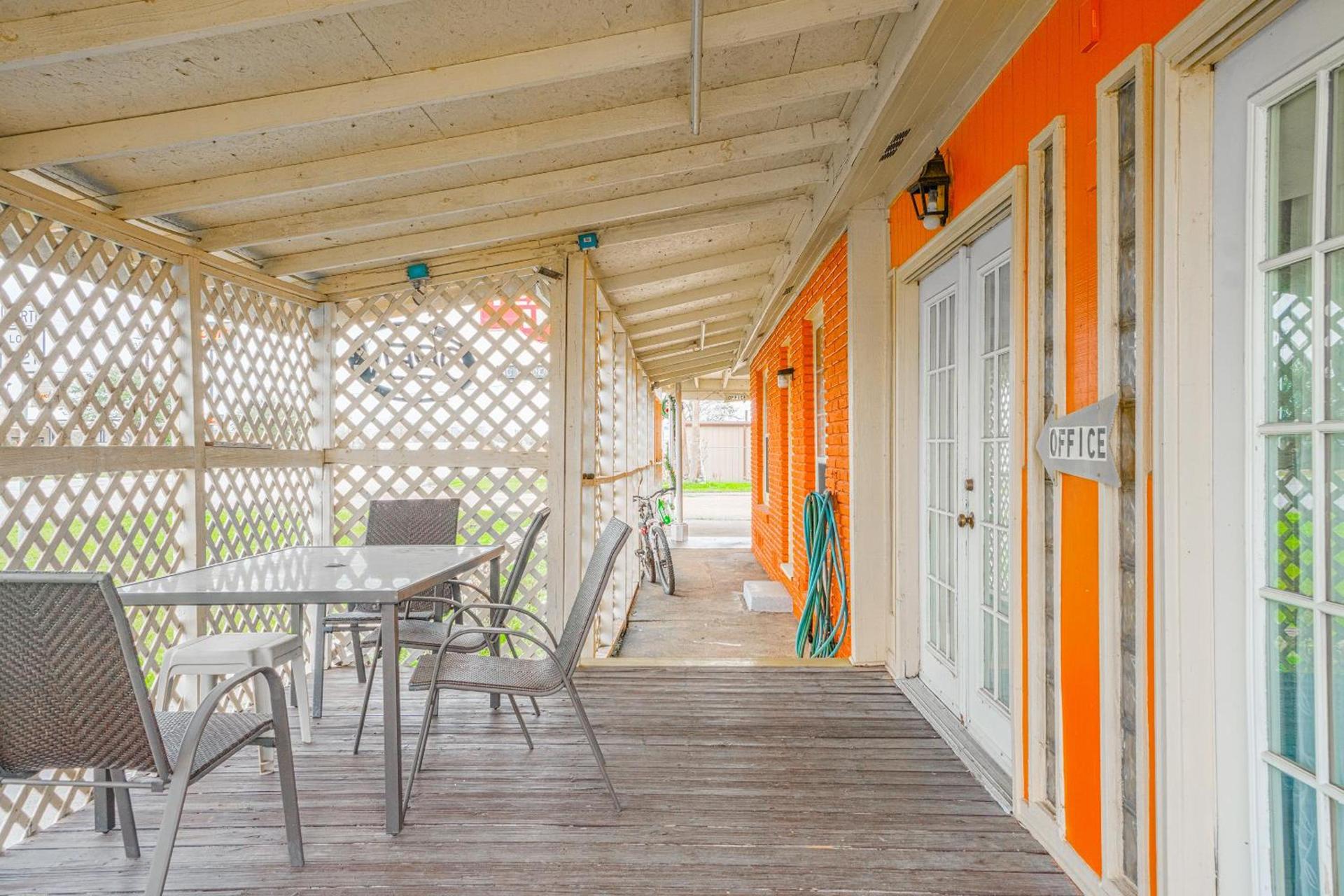 Texana Inn Edna By OYO photo 9