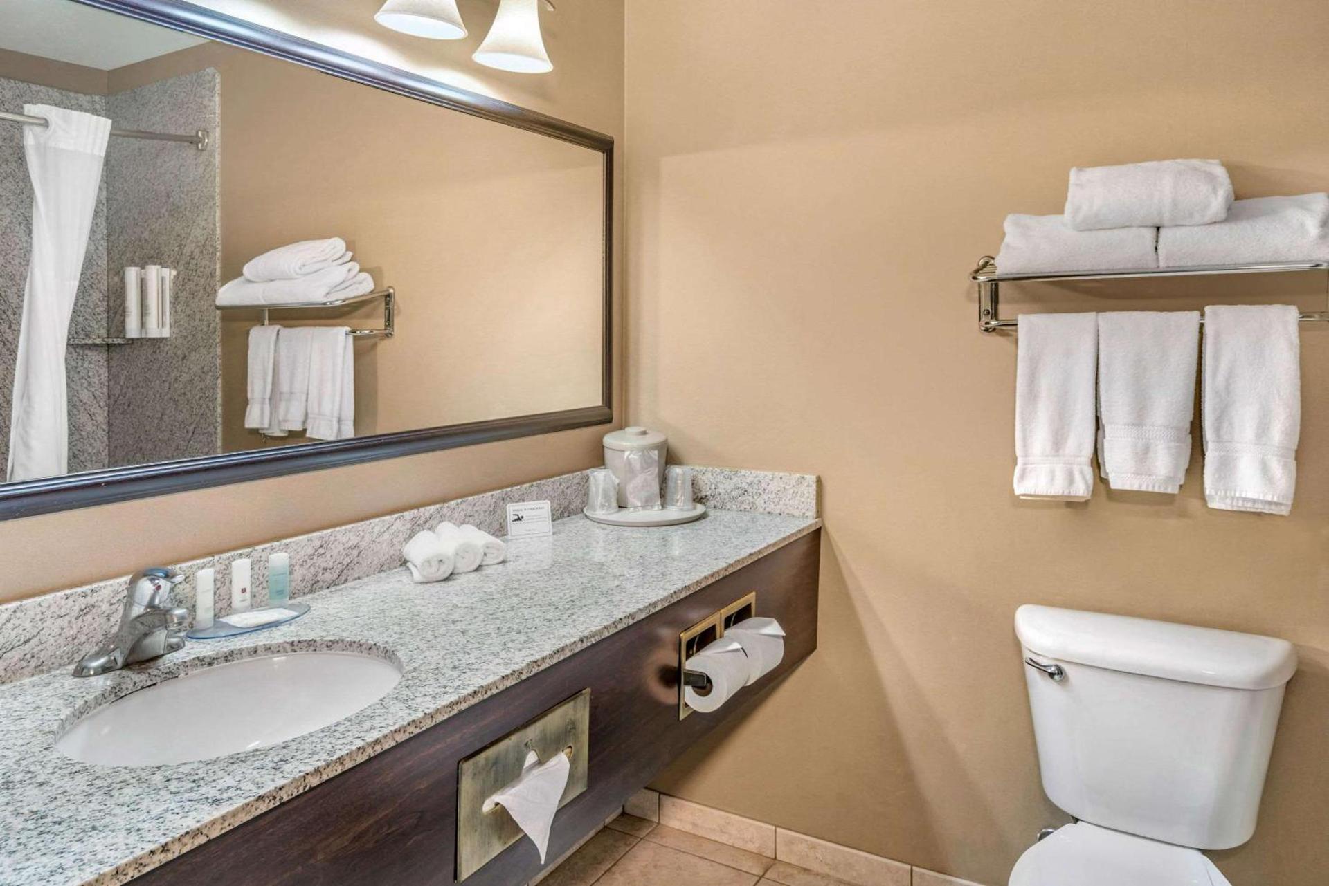 Clarion Pointe Medford photo 14