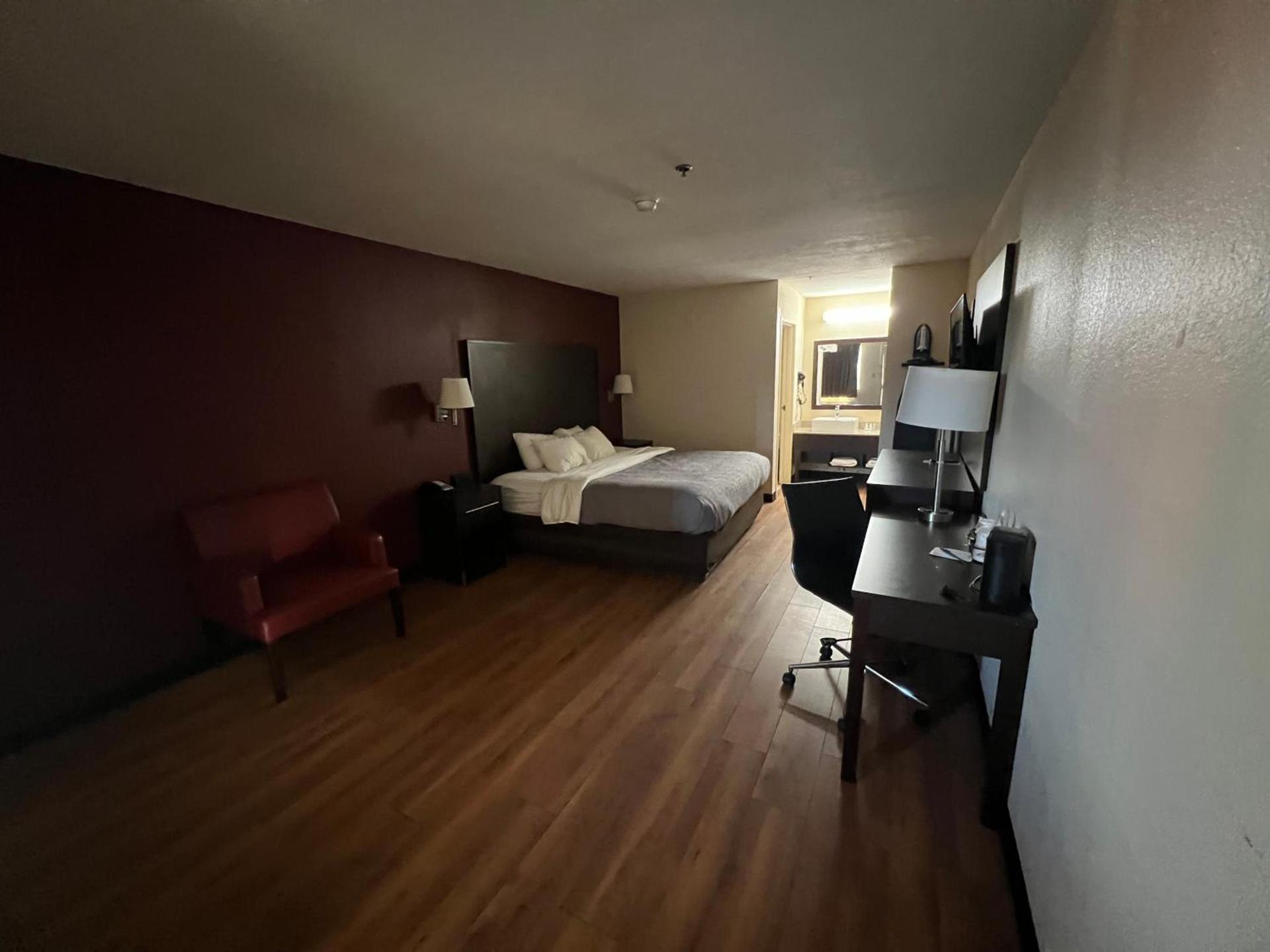 Quality Inn & Suites Near Six Flags and Medical Center photo 7