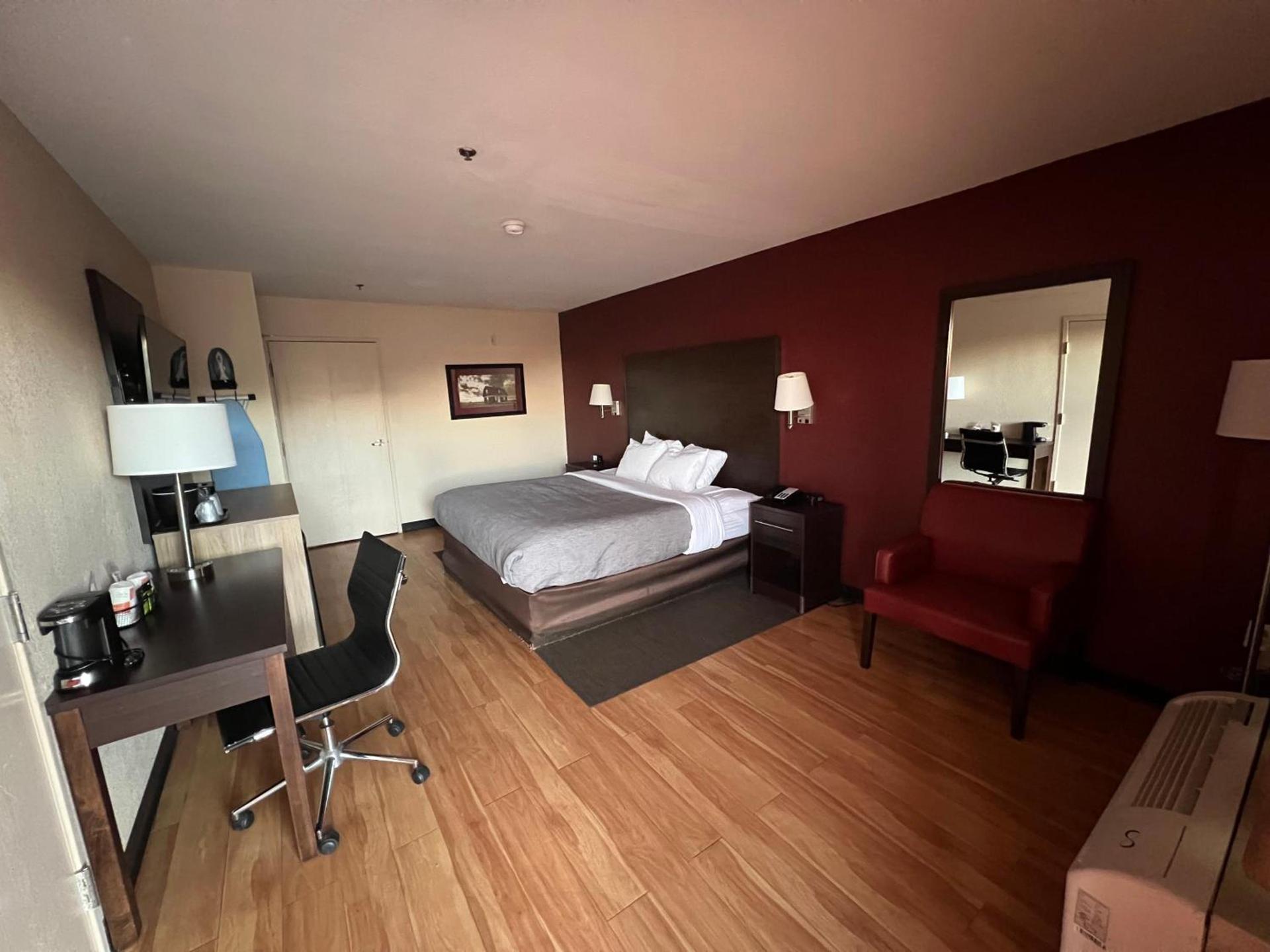 Quality Inn & Suites Near Six Flags and Medical Center photo 24