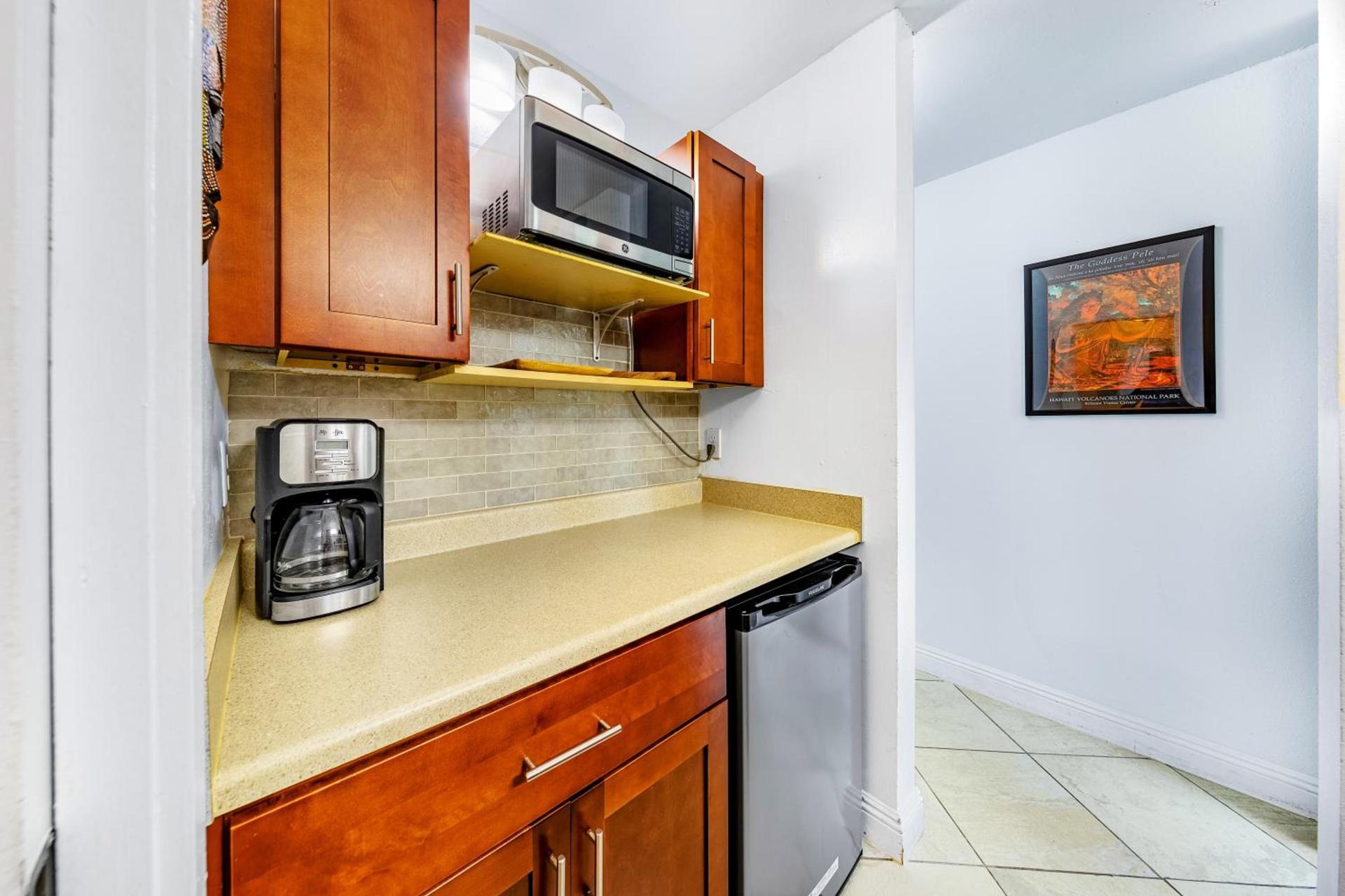 Kona Islander Inn - Prime Downtown Location with Hot Tub, Pool & Beach photo 14