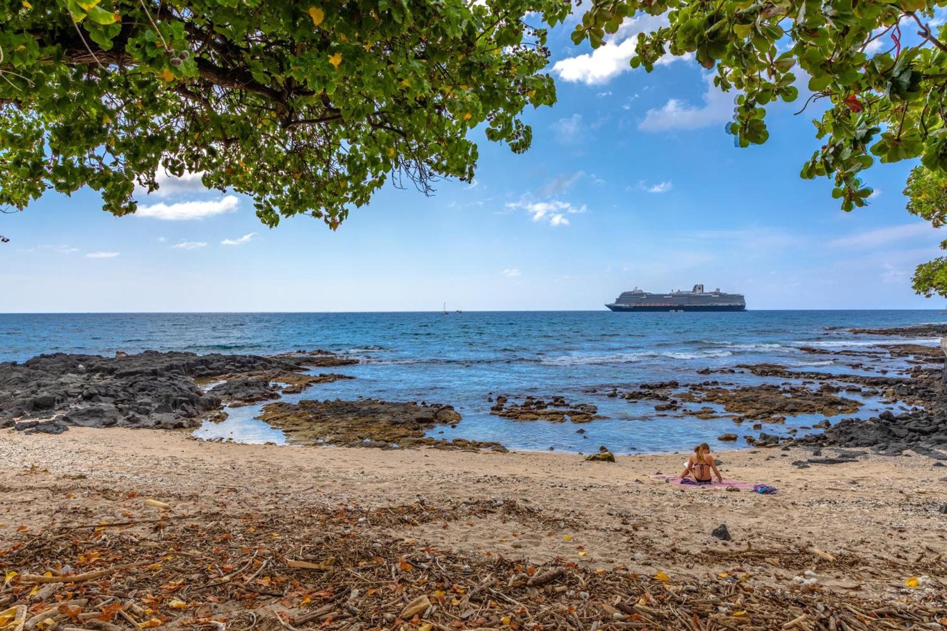 Kona Islander Inn - Prime Downtown Location with Hot Tub, Pool & Beach photo 17