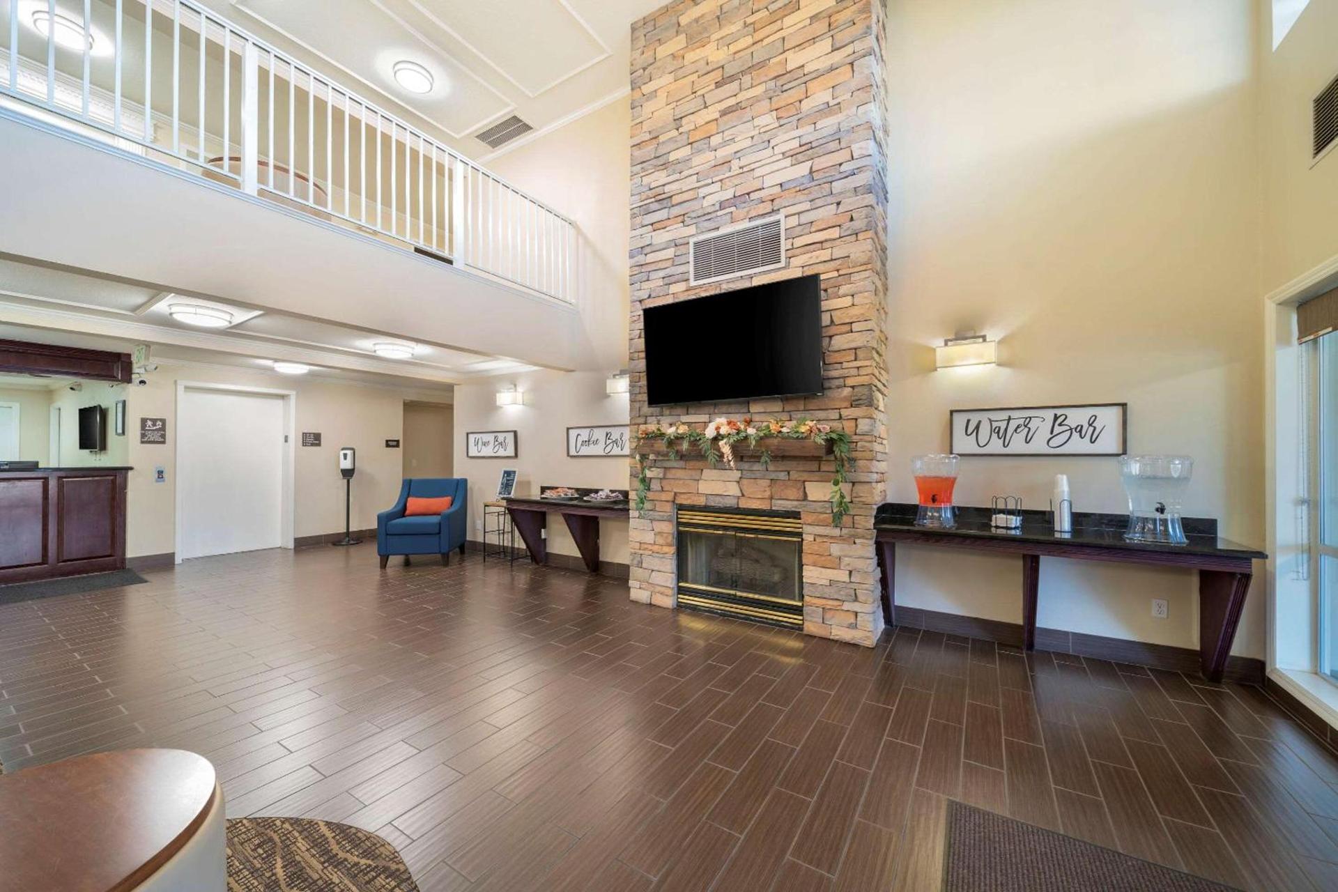 Comfort Suites Red Bluff near I-5 photo 2