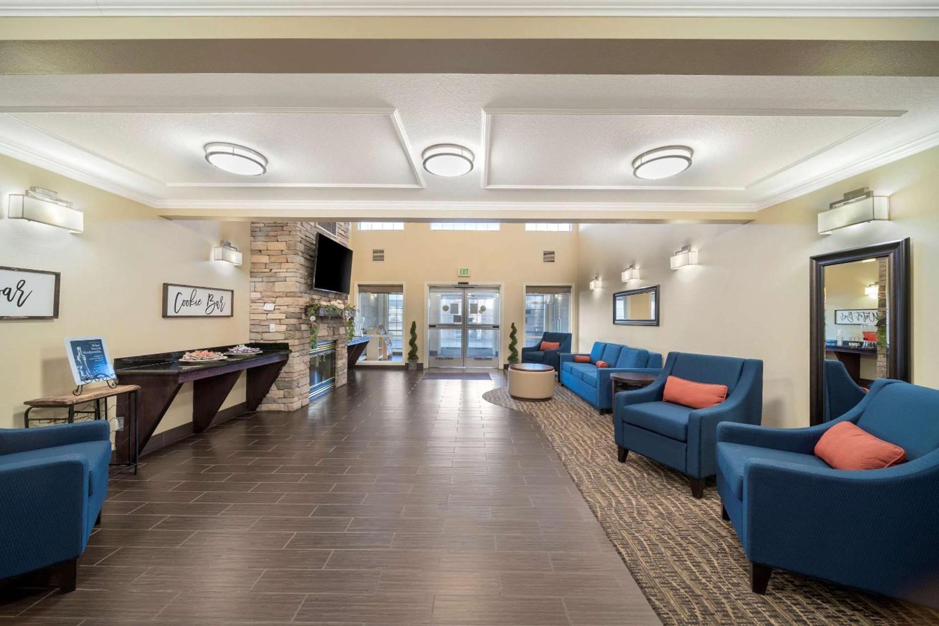Comfort Suites Red Bluff near I-5 photo 3