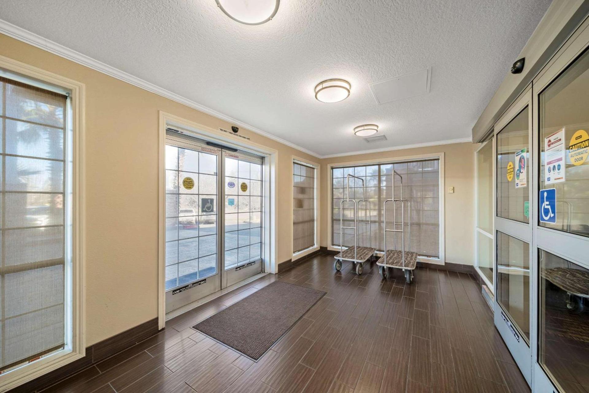 Comfort Suites Red Bluff near I-5 photo 6