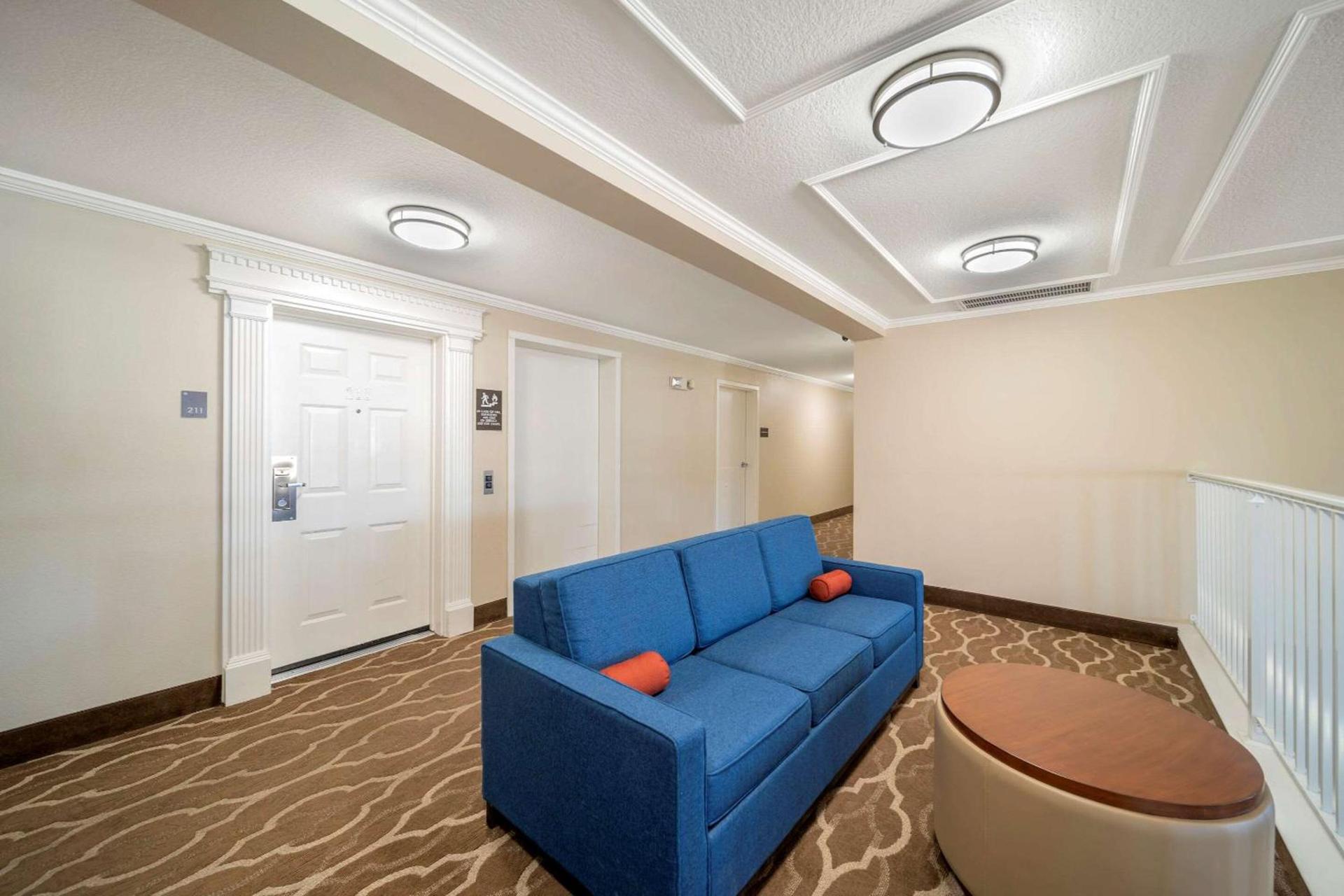 Comfort Suites Red Bluff near I-5 photo 7