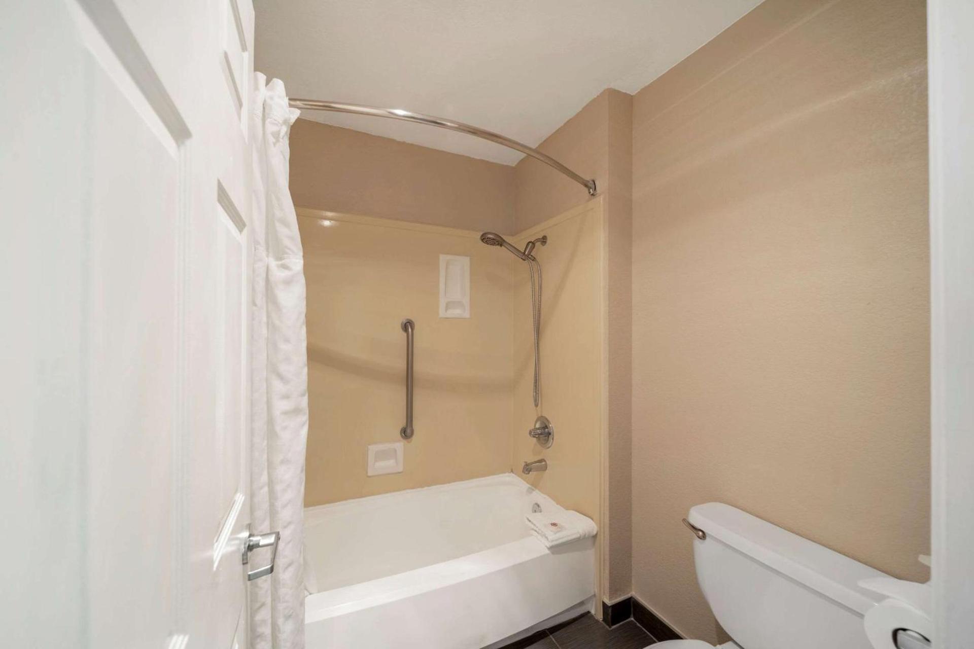 Comfort Suites Red Bluff near I-5 photo 8