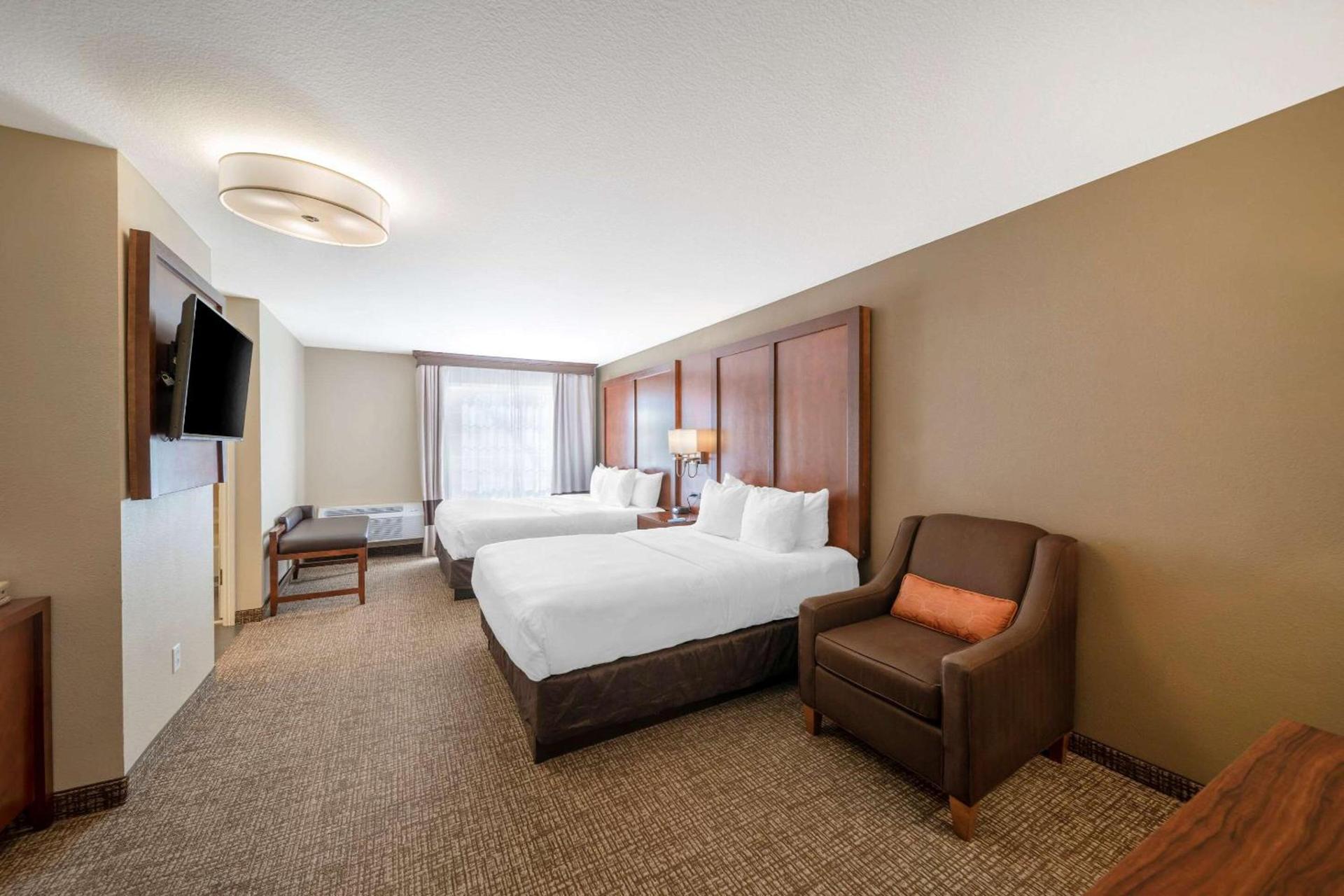 Comfort Suites Red Bluff near I-5 photo 9